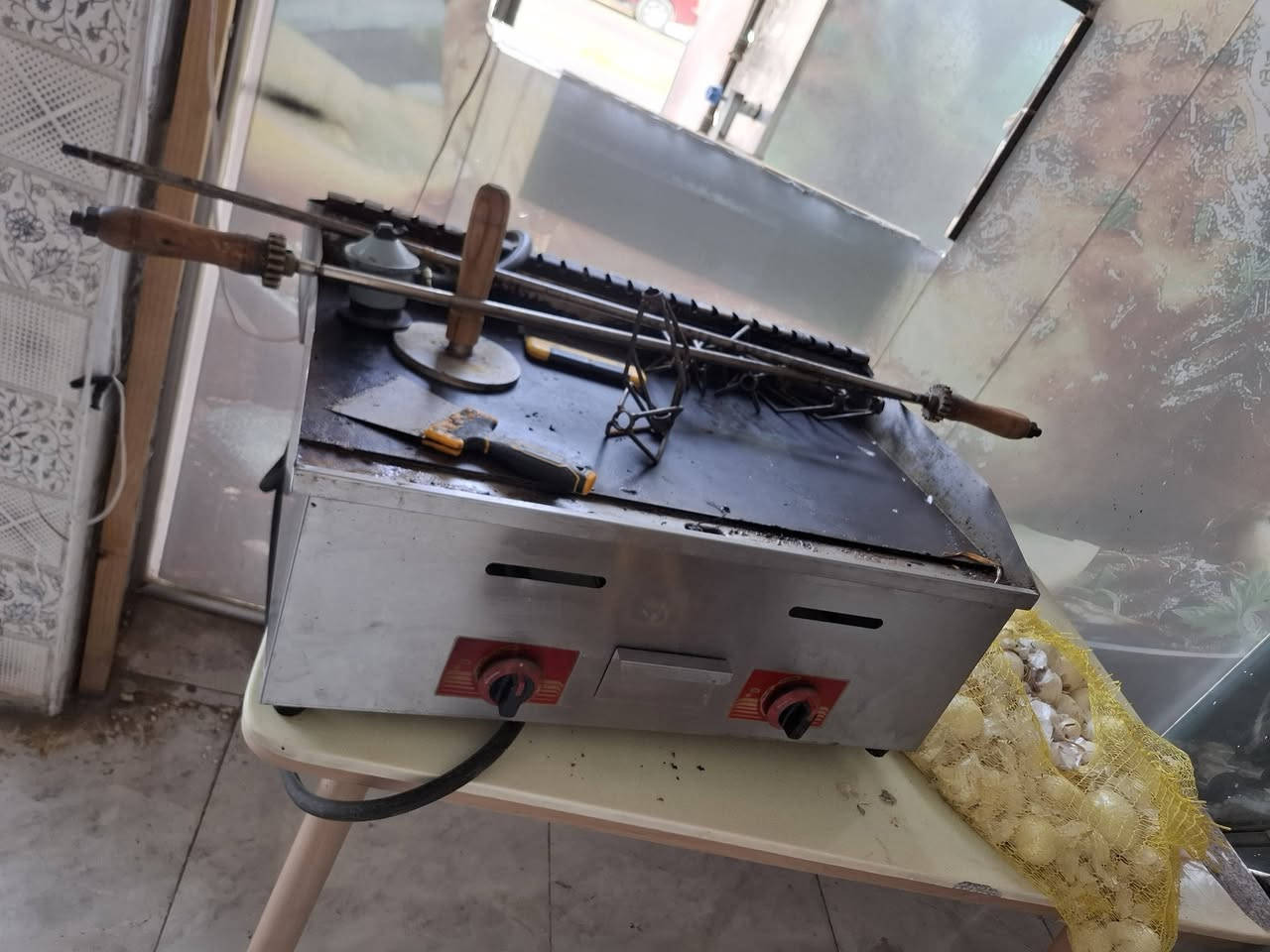 السلام عليكم غراض للبيع ميوزه عدد٦ مع كراسي وطباخ اربع عيون وكرين بركر وجمبر جاي مع طباخ وقواري ومنفلة كباب  وميزان طول مترين مرمر ثقيل مكاني واسط ***********
