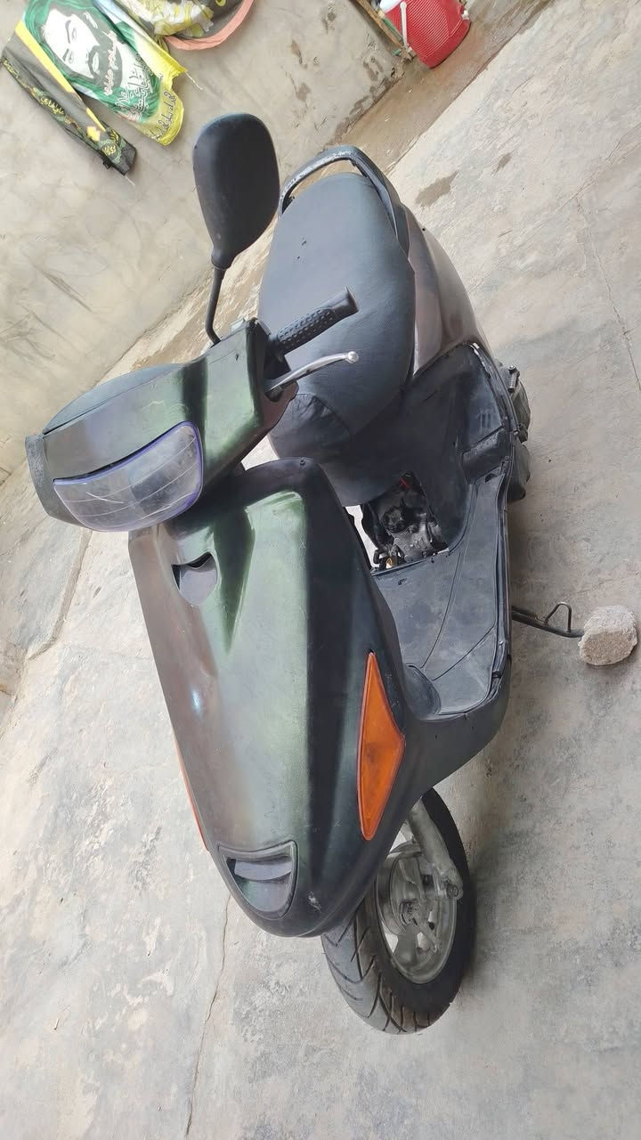 من رخصت لمدير فراشه لبيع نضيفه حيل انه ماغاسله توني جفتته وشديت كلجات امامي يعني دراجه  طير سريعه كلش لايت شغال وعينه شغاله ويه دراجه يشتغلن مابيه باتري رايده 300مكاني بلقبله ***********
