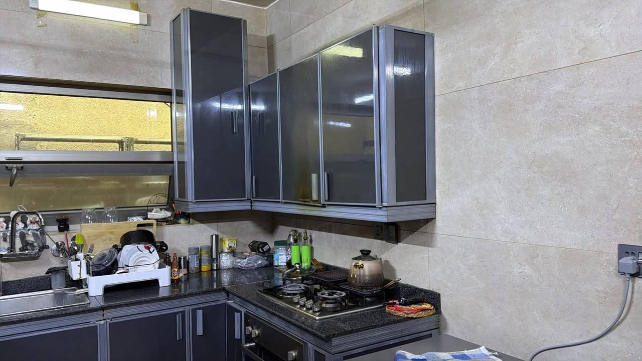 السلام عليكم كونتر ايطالي نضيف  الامنيوم مع داخل MDF مع اجهزه طباخ وفرن بدون 
***********
