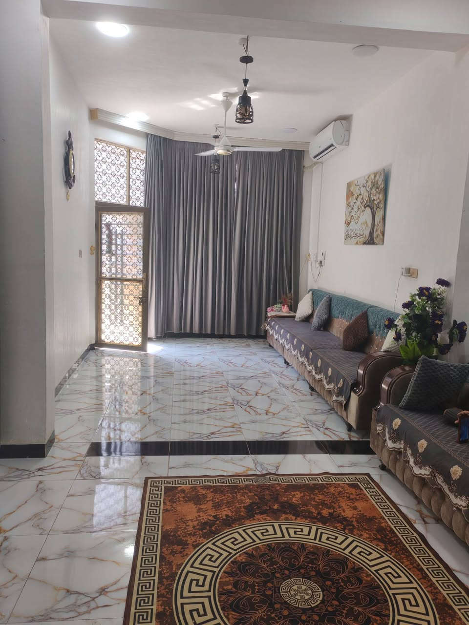 بيت مساحته 100 طابقين شارع7متر خدمات كامله جيران ذهب منطقه حلوه وهدوء
العنوان كريطعه يبعدعن ملاعب سلام 300متر
يتكون من غرفه كلدور على صاله مفتوح مع مطبخ وغرفه وفوك غرفه
مع مجمع صحيات كامل 
طابو زراعي سند25

مكتب وعقارات الوارث
***********
