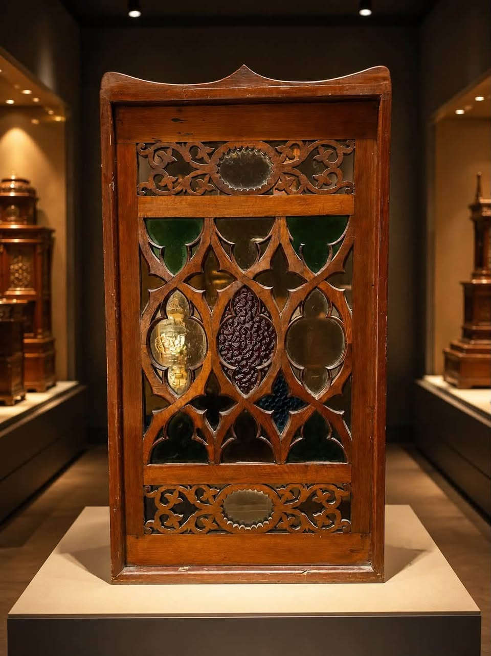 روعة التراث العراقي البغدادي الأصيل  ( شبابيك الشناشل ) 
تحفة من عبق التراث، اجتمع فيها دفئ الخشب العتيق مع دقة الزخارف العربية والهندسية، وتداخل الزجاج الملوّن والمرايا ليمنحها جمالًا آسراً وتفاصيل تنبض بالحرفية. قطعة تجمع بين أصالة الماضي ورقي الفن، لتكون شاهدًا على مهارة الصانع وذوق الزمن الجميل . 

السلام عليكم 
شباك بغدادي خشب وجام ملون وزخارف خشبية .
. ارتفاع / 160 سم  
. عرض / 90 سم 
العنوان / بغداد / الكرادة / حي الوحدة / شارع سلمان فائق مجمع بازار أنتيك بغداد ) 
الطابق الأول 
- يوجد توصيل داخل و خارج العراق 
للاستفسار اكثر الاتصال 
*********** 
واتس اب او فايبر او مراسلة الصفحة.

