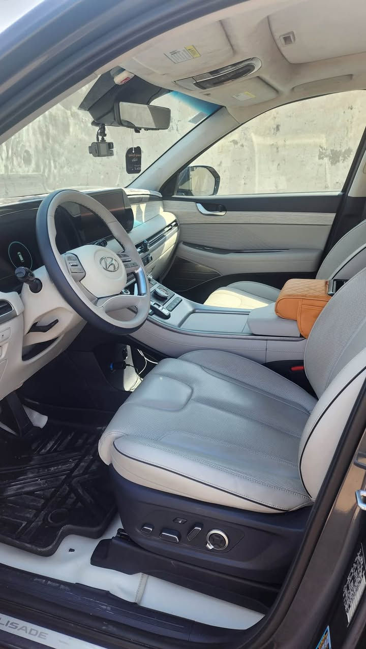 Hyundai palisade 2024 calligraphy 
بدون قطرة صبغ او تبديل او بارد 

جديدة جدا 

تبديل دعامية امامية نفس اللون  ( سيارة اخت الكلين تايتل ) 

ماشية 24 الف بعدها بتايرات شركة دخول جديد 

رقم بغداد شهداء 

اعلى فئة قفلة البلسايد 

مكاني بغداد الشعب 
ب 310 
***********
