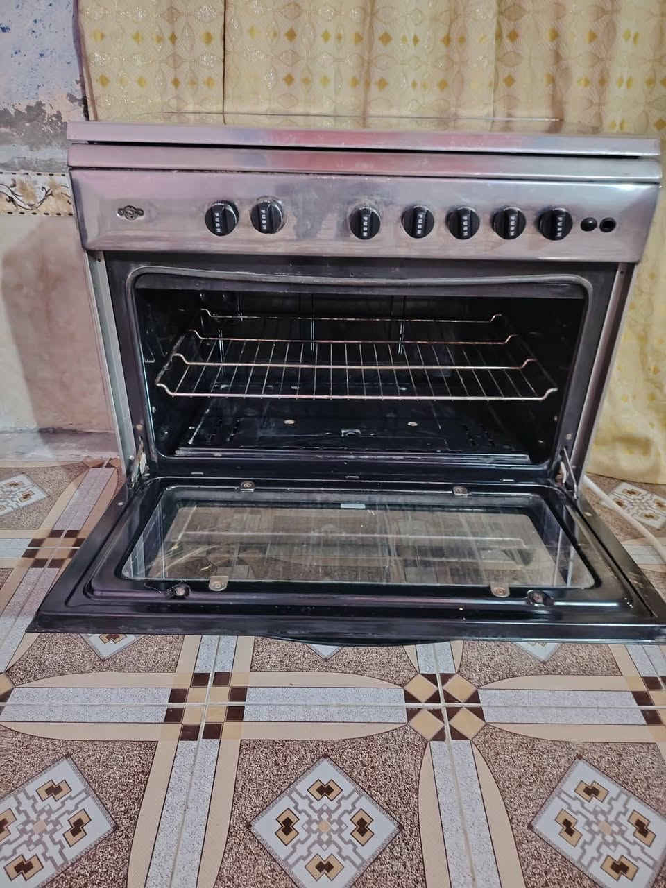 طباخ اطالي شرط لنضافه هوه وافرانه نار زركه متواجد وات ساب ٢٥٠وبي مجال ***********
