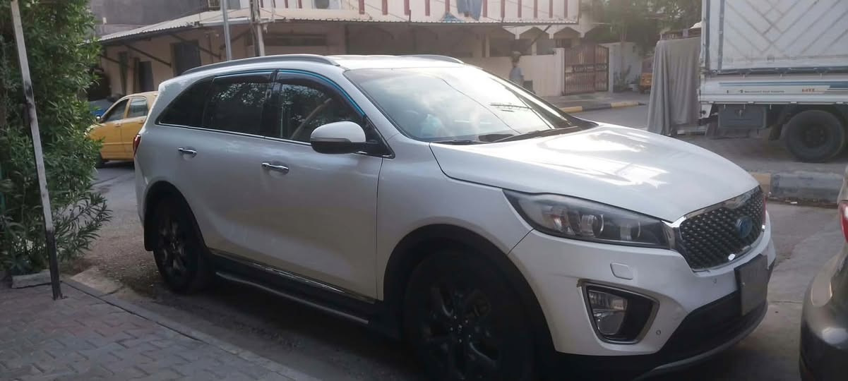 السلام عليكم
سورنتو خليجي محرك 6 سلندر السياره مابيه لا معجون ولا صبغ فقط شخوط بالباب  موديل 2018  
*********** التواصل مع صاحب السياره
