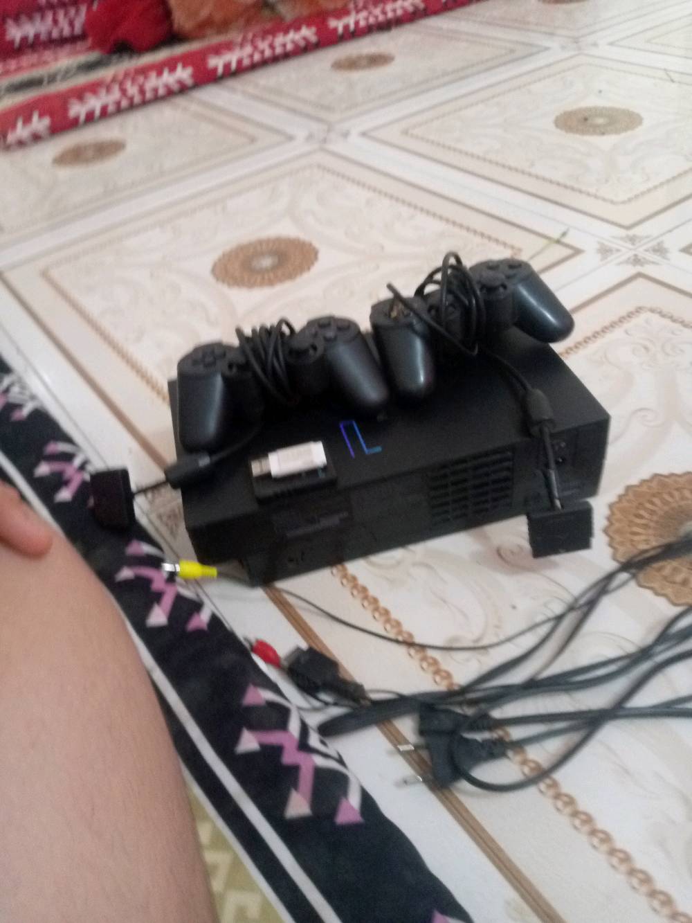 بلي 2 للبيع السعر 50مع ملحقاته الي همه دبل جوستك 2 فلاش ميموري والفيش الخلفيه مروحه نضيفه او اذا تريده بدون ملحقاته ب30 بلي نضيف نضافه 80بل ميه مكاني ناصريه شوفه  الي يريده يراسلنه واتساب