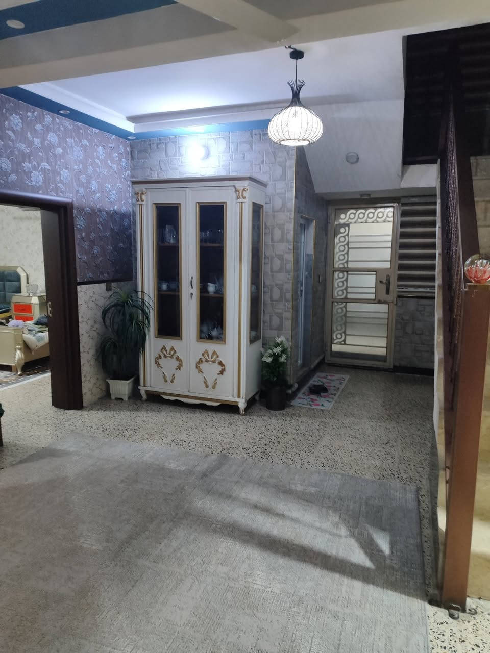 سلام عليكم بيت مساحة ٢٨٧ واقع حال طابقين 
زائد مشتمل معزول عن البيت غرفتين وصاله ومطبخ واستقبال وحمام عدد٤ ومناور عدد ٢ والطابق الثاني غرفتين وصاله زائد المشتمل يحتوي على غرفة وصاله ومطبخ بارد وحمام وبلكونة بناء درجة اولى الاتصال على صاحب الدار *********** / منطقة اللمحانية خلف مسبح الرافدين زراعي سند ٢٥
وخط آسيا *********** الارقام تحتوي على وأت ساب...  
ملاحظة... مع الاثاث كامل كاونتر مطبخ ايطالي درجة اولى سبالت عدد ٥ بلازما عدد ٣ ميز طعام 
تخم قنفات مع المفروشات باترينا عدد ١  ثلاجة هيتاشي جديدة غرفة ثلاجة نوم غرفة اطفال كاملة.. السعر على الخاص
