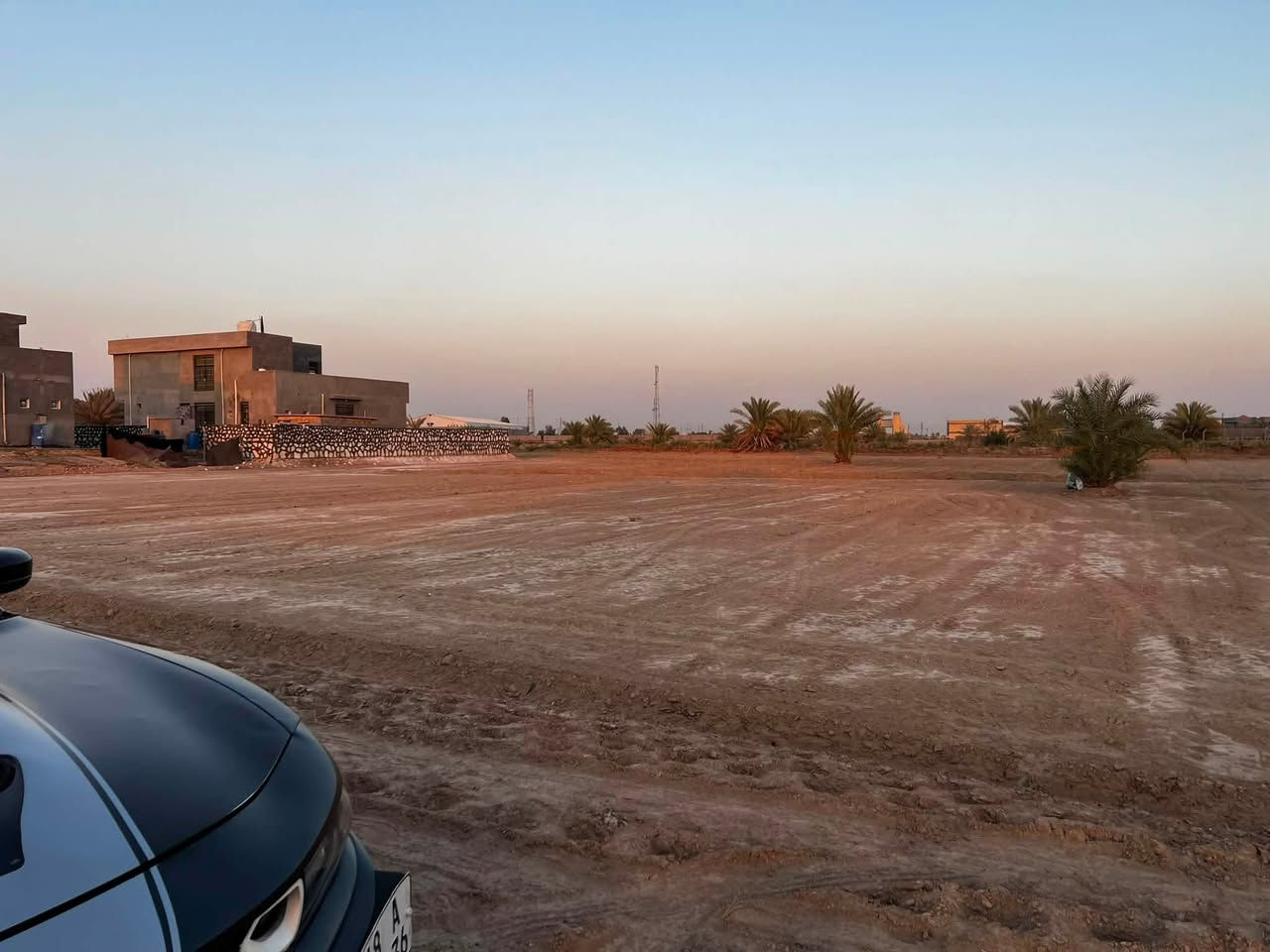 500 متر للبيع 

بعيداً عن ضوضاء المدينه وشحة الخدمات 

مركز الخدمات ( تبعد عن مركز المدينه 5 دقائق فقط . جميع المدارس اهلية وحكومية . مركز الجامعات الحلة والمستقبل وبابل والاسلامية ) 

واجهة 17 متر ونزال 29 متر 

يوجد 4 قطع فقط 

الخدمات : ماء . كهرباء . تبليط 
كامل خدمات 

طابو زراعي سند 25 نقل ملكية مباشر بأسم المشتري بأسم شخص واحد فقط 

يعني بدون تأخير وبدون مواعيد مباشرةً تبصم بدائي بالتسجيل العقاري 

موقع الارض : طريق حله نجف قرب جامعة بابل مقابل البوابه . 

تبعد عن شارع حلة نجف 200 متر فقط . 

للاستفسار ***********
