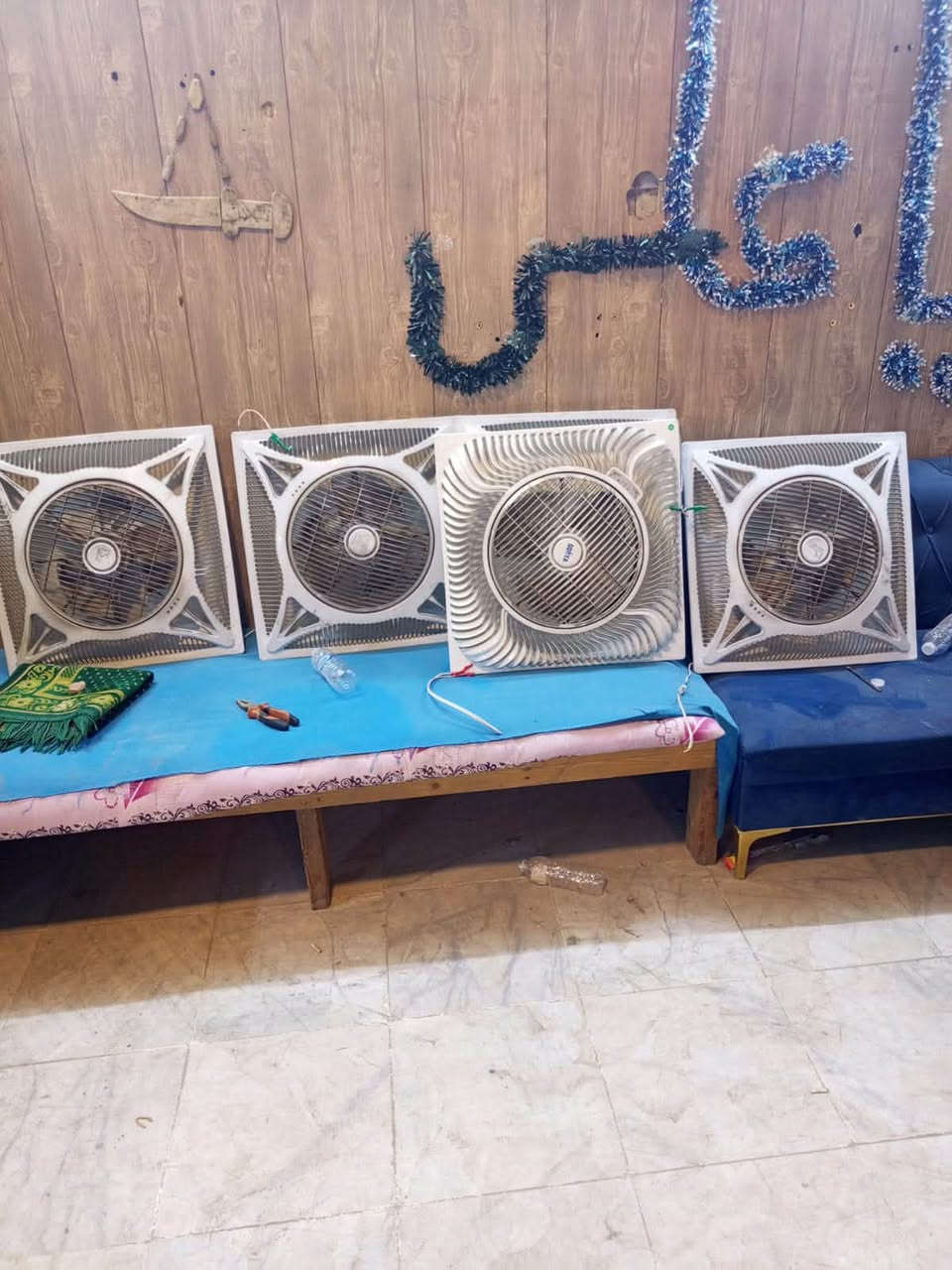 السلام عليكم غراض مال كوفي للبيع 
ميوزه و كراسي و عارضه و مبرده و بنكات و بردات
بغداد حي القاهره ***********
