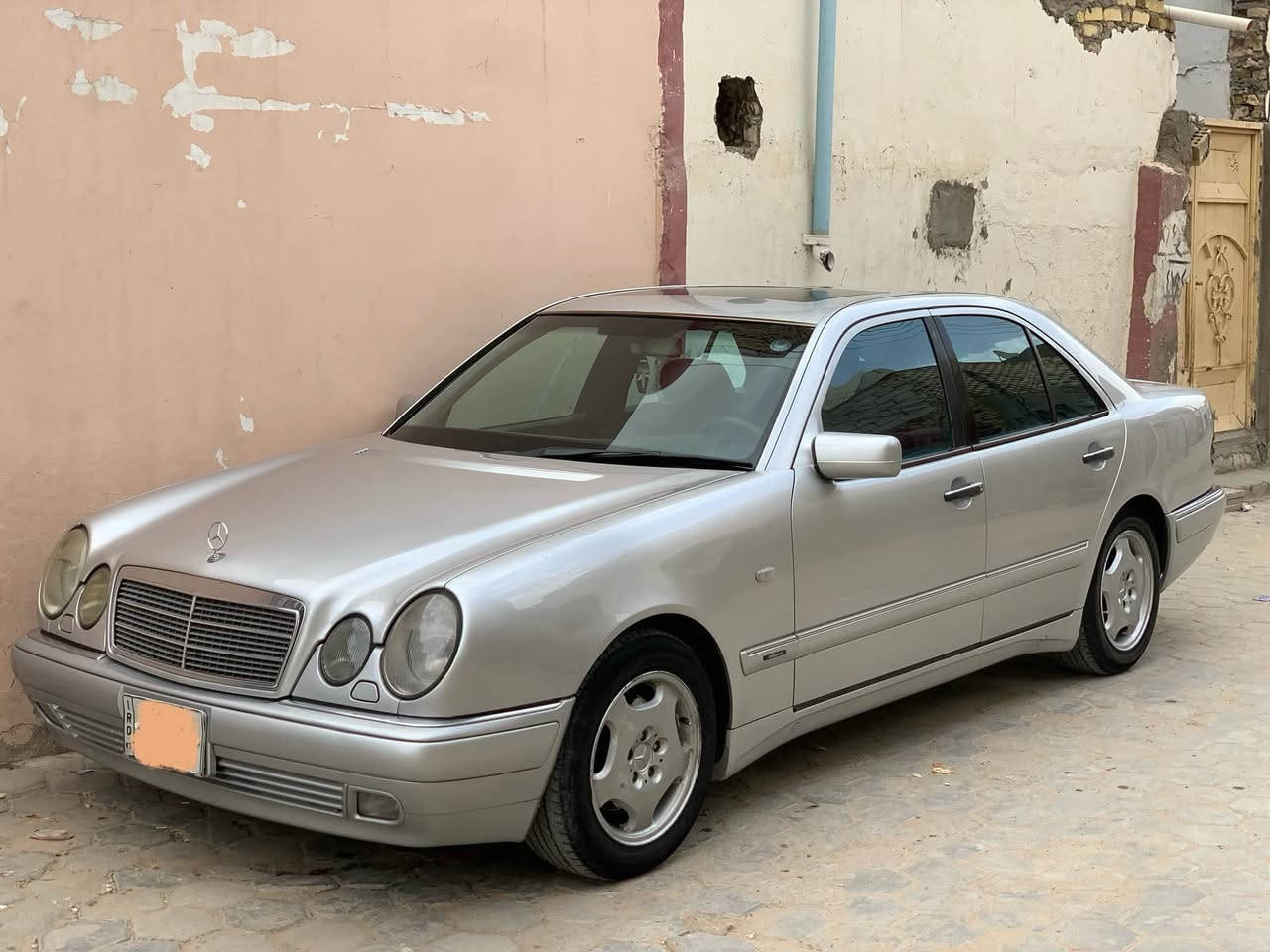 السلام عليكم
مرسيدس ام عيون موديل 1998 E320 محرك V6 المرغوب

السعر((115)) بيها مجال للشراي 

للاستفسار *********** مكاني النجف الاشرف

مصبوغة عام صبغ درجة اولى تجي وشوف بعينك مكفولة عدا الصبغ 

فئة افنكارد فول سيارة واير جطل ما بيها كلشي بيها بلاد 

مواصفات 

-دعامية خلفية ودوسات AMG

-فتحة 

-جام ازرق 

-مرائة تعتيم اوتو

-كشنات تدفئة 

-زراك لايت 

وباقي المواصفات تجي وشوف 

السيارة قبل اسبوع سويت الها ادامة كاملة للمحرك ومنظومة الماء والتبريد بدلت بوكس تبريد بدلت واتر بم مروحة وراديتر ماء حماوة 80 ثابته متصعد شعره سيارة مال جناي وعلى ايدي تجي وشوف بعينك النضافة
