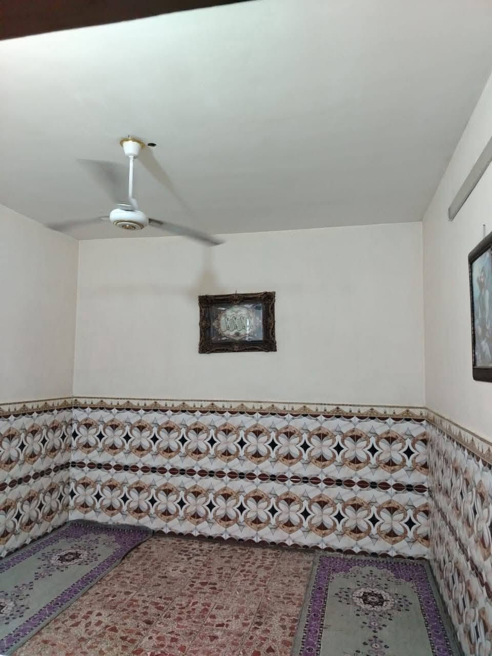 نصف قطعة للبيع قاطين مسلح تحتوي ع ٣ غرف
العنوان بغداد مدينة الصدر قطاع ٥٣ اول دربونه على شارع ٦٠ مجاور مدرسة الكادحين 
الرقم ***********
