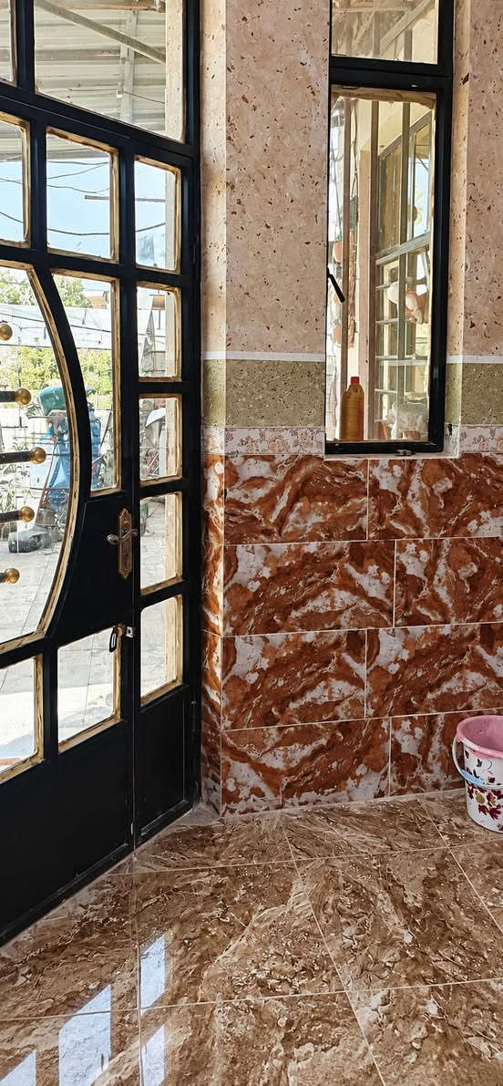 بيت طابقين للبيع في منطقة التاميم ( حي المنتظر)
المساحه 140 متر طابو ملك صرف
البيت ركن صاير على شارعين 
الطابق الأرضي استقبال وصاله ومطبخ وغرفه نوم وصحيات تابعه لغرفه النوم وصحيات داخليه وخارجيه
الطابق الثاني غرفتين نوم وصاله جبيره وطبخ وصحيات 
البيت فارغ حاليا يحتاج ترميم بسيط هاي صوره  قبل  سنتين ***********
