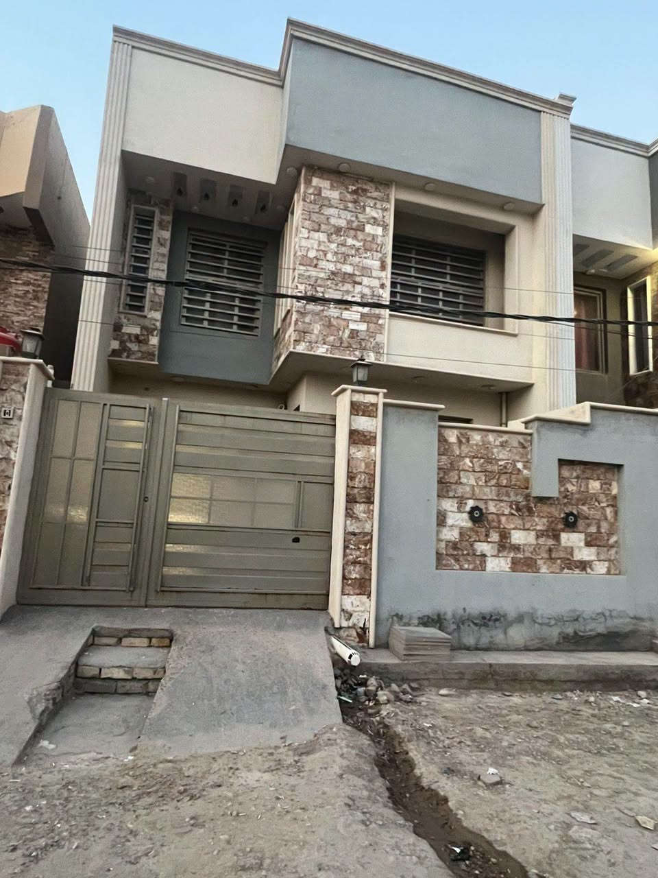 يوجد بيت طابو صرف جديد
المساحة 150متر 
طابقين نوم 3 الأرضية مرمر 
شارع 80 محيزم 4 حي القضاة 
عل شارع 15متر بجهة اسواق زمزم 
للاستفسار مراجعة مكتب الشارقة للعقار مقابل مسجد الرحمن الاتصال اوعبر المراسلة ***********
