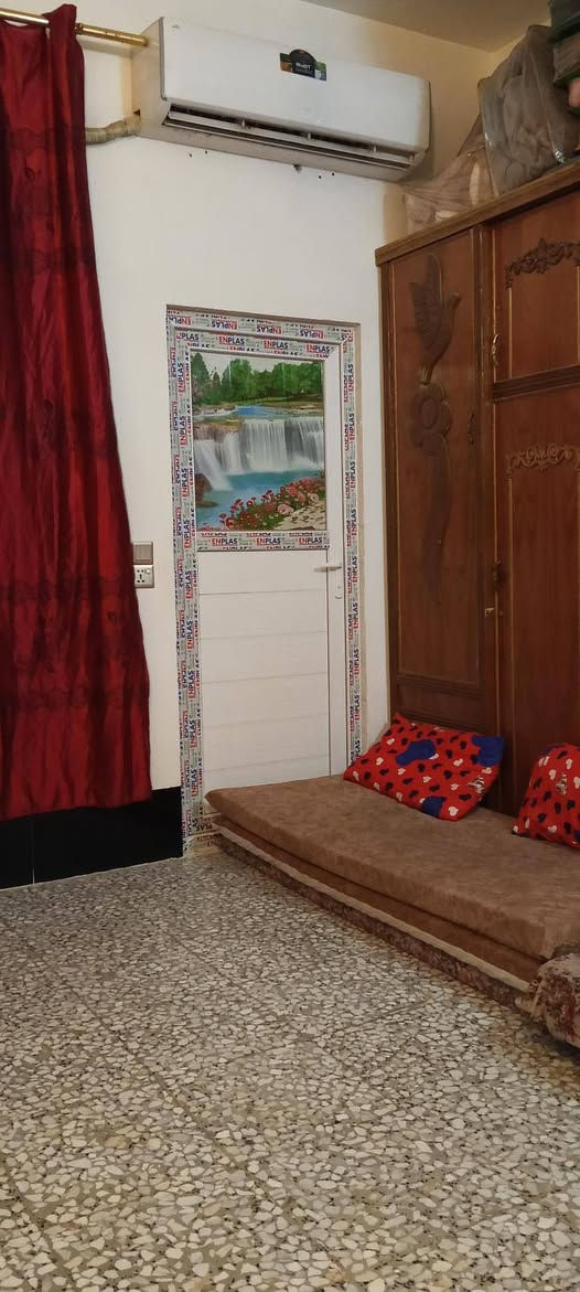 دار للبيع في كربلاء الجمعية باب طويريج 65 متر
سند العقار طابو زراعي صرف سند 25 تحويل مباشر 
يحتوي على شقق عدد 2 كل شقه مفصولة تماماً عن الثانيه
يبعد 400 متر عن باب طويريج و700 متر عن مدخل الامامين عليهم السلام
كل شقه تحتوي على غرفة سويت وصالة ومطبخ وحمام مع الاثاث 
يمكن بيع شقة واحده فقط 
للتواصل والاستفسار : 
‏‪***********‬‏
***********
