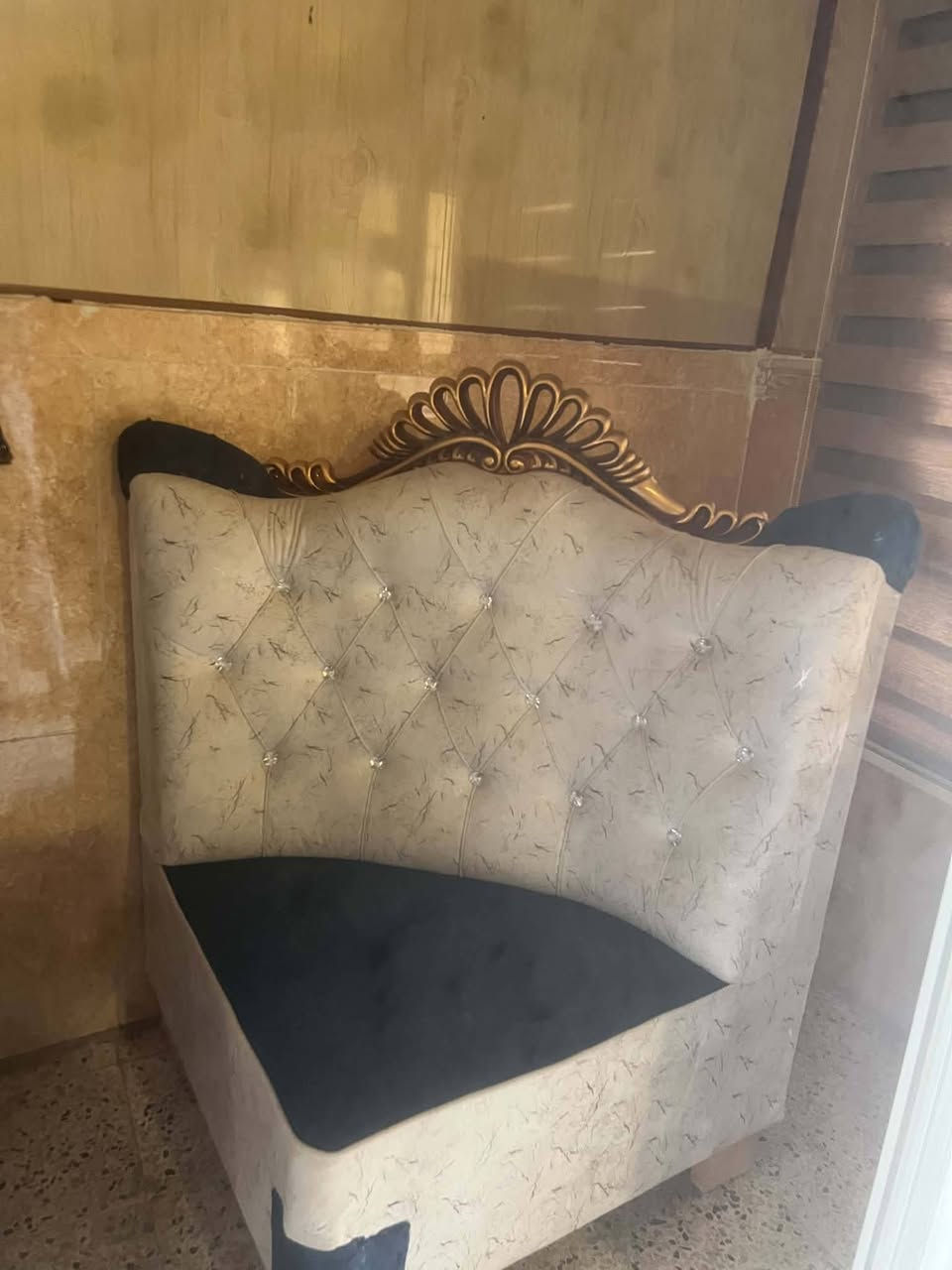 يوجد طخم للبيع السعر مليون ونصف الاستفسار خاص او على الرقم ***********

