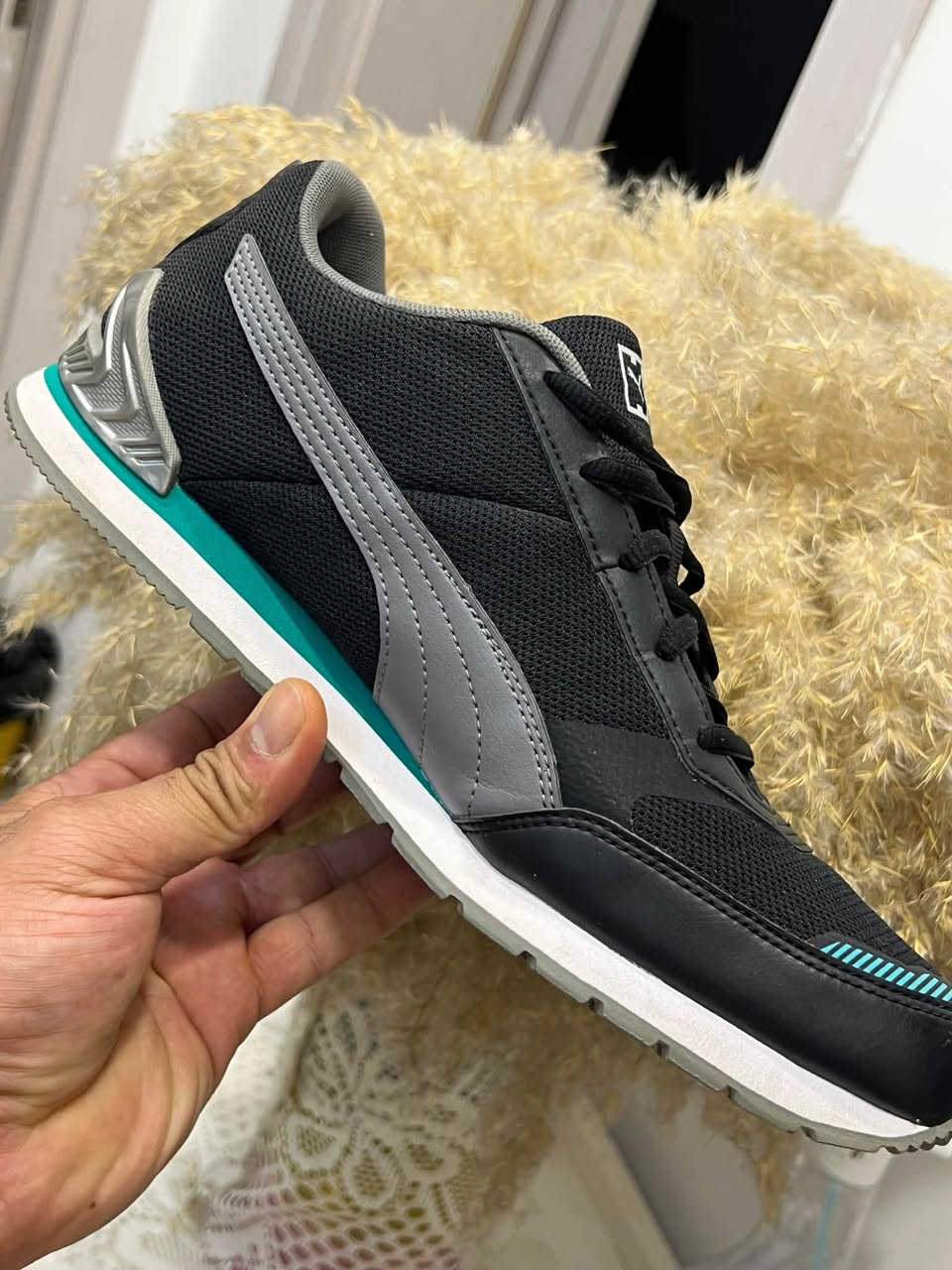 هذا الحذاء هو Puma Mercedes-AMG
بوما مارسيدس قياس 42 نضافته ١٠٠ ٪ ما مستخدم وقطعه نادره جداً تتحصل سعر 250 الف قفل 
***********
