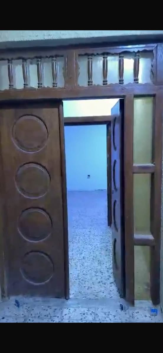 بيت للايجار في الطويسه قرب شارع الجنه الاولمبيه للانشطة التجاريه طابق واحد
يحتوي على كراج وصاله وغرفتين واستقبال 
سعر الايجار مليون وميه
للاستفسار ***********
