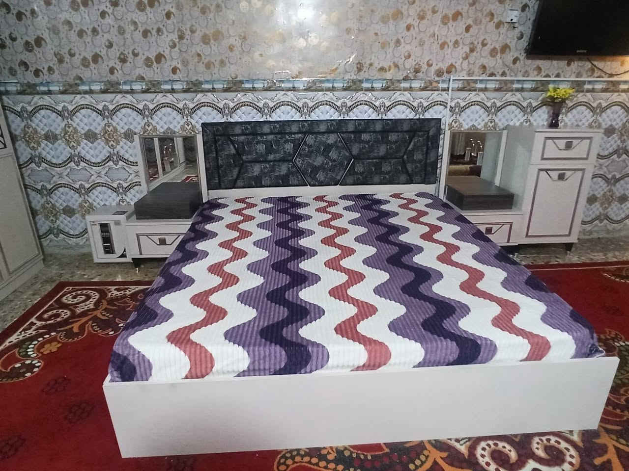 السلام عليكم غرفه تركيه نضيفه اخت جديدة عشر قطع وحجمها كبير سعر 800وبيها مجال ***********
