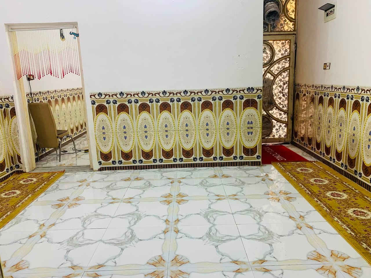 بيت للبيع المساحة 100 متر في المربع الذهبي حي الامام الرضا الفلاحية مجاور للمركز الصحي ومدرسة لبابة 

البيت  طابقين طابو ملك غر مطلوب . 

الطابق الاول : 

استقبال : 4 في 4 

صالة : 5 في 4 

مطبخ : 4 في 4 

غرفة : 5 في 4 

الطابق الثاني نفس التحت باستثناء الاستقبال الفوق  غير كامل . 

بناء حديث ، وكامل من كل الجهات ، وهذا الرقم : 

‭ ‭***********‬
