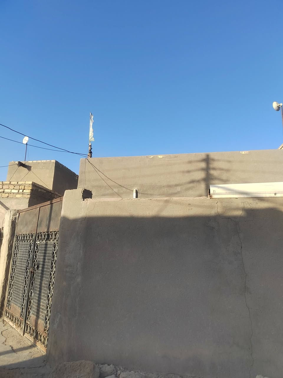 السلام عليكم  بيت عد المعالي يم جسر المعلق مساحه 460بناء طابوك ورباط بناء 2023عكاده يتكون من اربع غرف الرابعه هيكل 
صالتين او مطبخ اوبراني او صحيات او كراج مال سياره السعر 35وبي مجال لشراي
استفسار علا الرقم ***********
