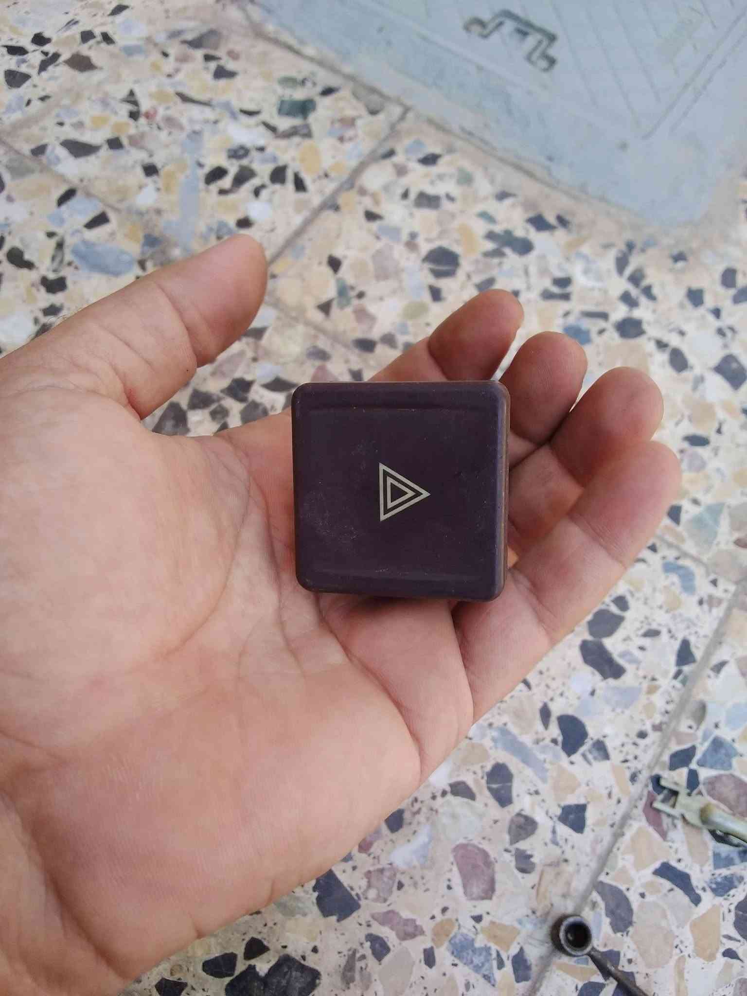 السلام عليكم غراض البيع كلشي على ٥ الف فقط الهورنات ١٠ الف مكاني الشعب ***********

