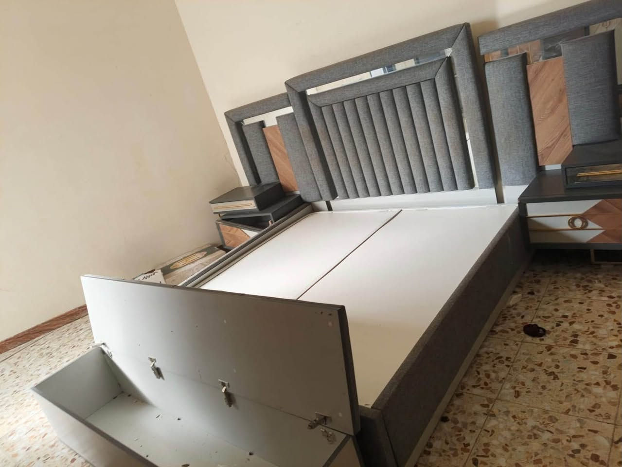 غرفة نوم للبيع تركي خشب ثقيل مو هاذا الخفيف العادي بيهة اضرار بسيطة بالسجة مال الكنتور او كم مجر يرادلة تبديل سجة للبيع السعر ٤٠٠ او بيهة مجال مكاني كميرة 
***********
