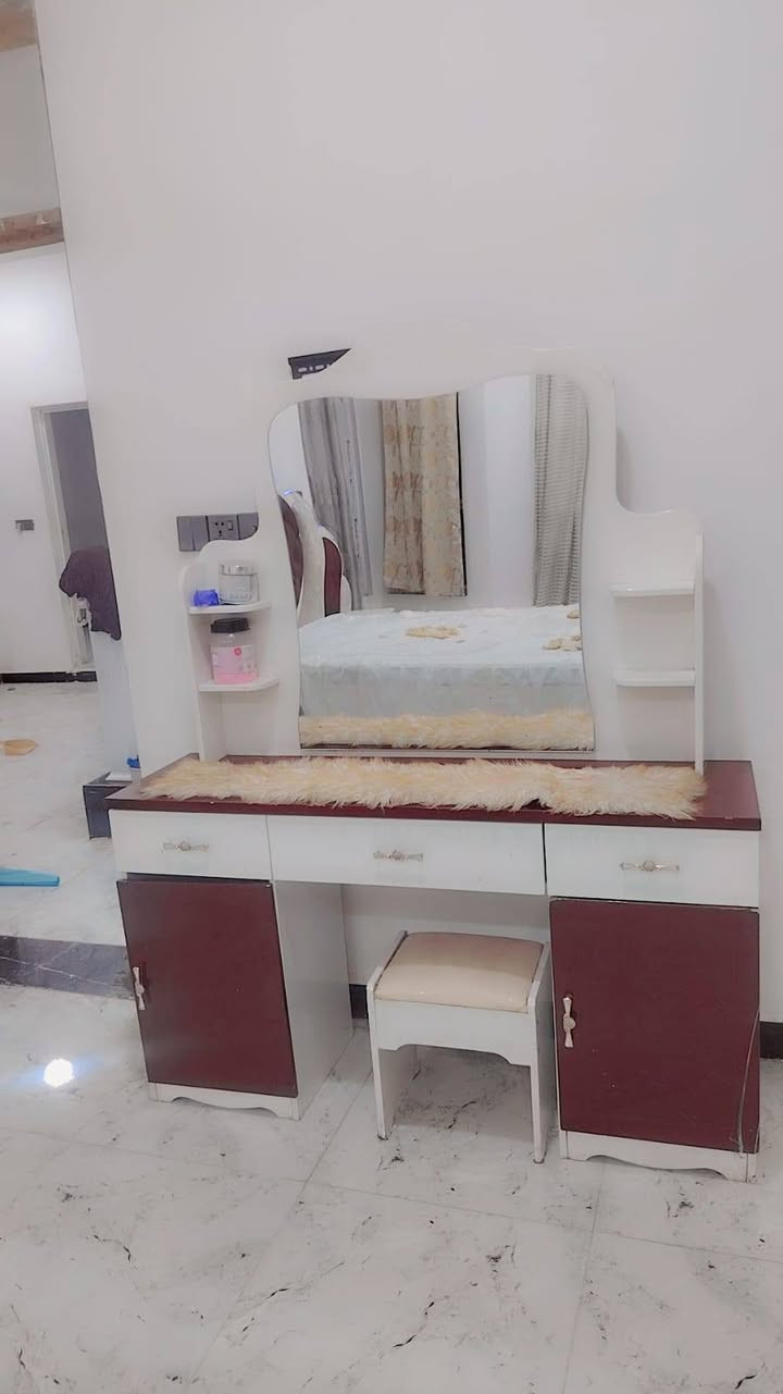 غرفه تركيه نضيفه للبيع السعر500  وبيه مجال العنوان واسط خاجيه شارع 40 الشراي يتصل مامتواجد عل فيس 
الهاتف ***********
