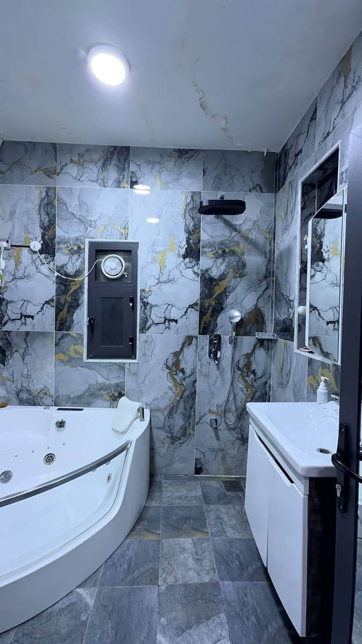 عقار للبيع 🏡
المساحة: 200 متر 📏
السند: مستقل 📄
البناء: حديث (2023) 🏗️

المحتويات:
4 غرف نوم 🛏️
3 دورات مياه 🚿
مطبخ حار 🍳
مطبخ بارد 🧊
حديقة داخلية 🌿
صالة ضيوف 👥
هول داخلي 🚪

الموقع: حي الجهاد، الطائي، مقابل مجمع النسيم 📍
للاستفسار: ***********📞

