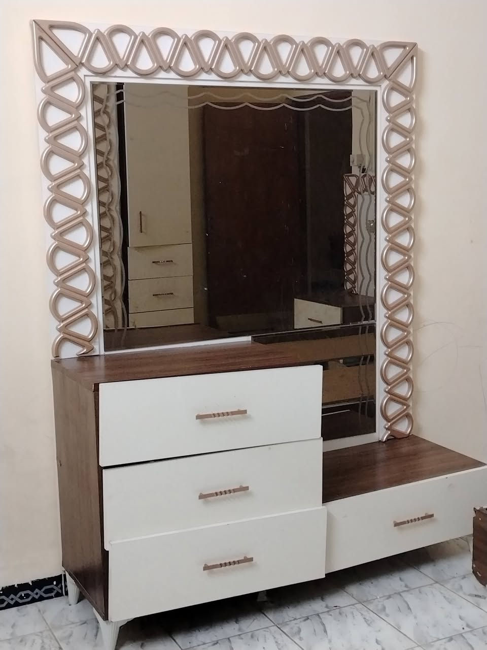 غرفه للبيع بسعر 250وبيها مجال  للاستفسار
***********
