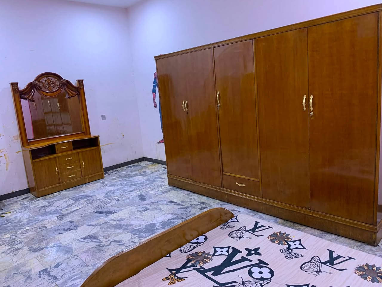 اترخص من مدير محترم عندي غرفه نوم خسمه بيبان نضيفه وصاج اي ضرار مابيه داخل وخارج صاج تخت جربايه بلوك صاج الغرفه سعره مناسب ايضا 400 الف فقط رقم هاتف *********** بغداد مكلفه بالنشر اتصلو عل رقم فقط
