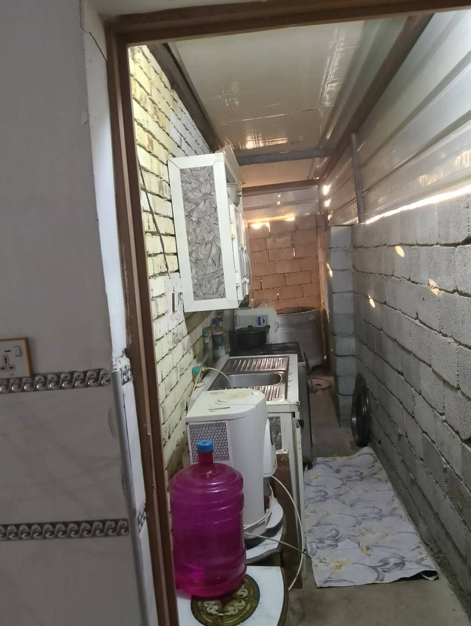 دار للبيع مساحته 200متر طابو زراعي سند 25 ع طريق المعاره خلف الحسنيه مال العويسات يبعد عن شارع العام 200متر بناء حديث طابوك وصب كونكريت متكون من غرفة نوم عدد 2 وصاله مجمع صحيات دخليه خارجيه سعرها 55وبيها مجال أي استفسار اتصل على الرقم التالي ***********
