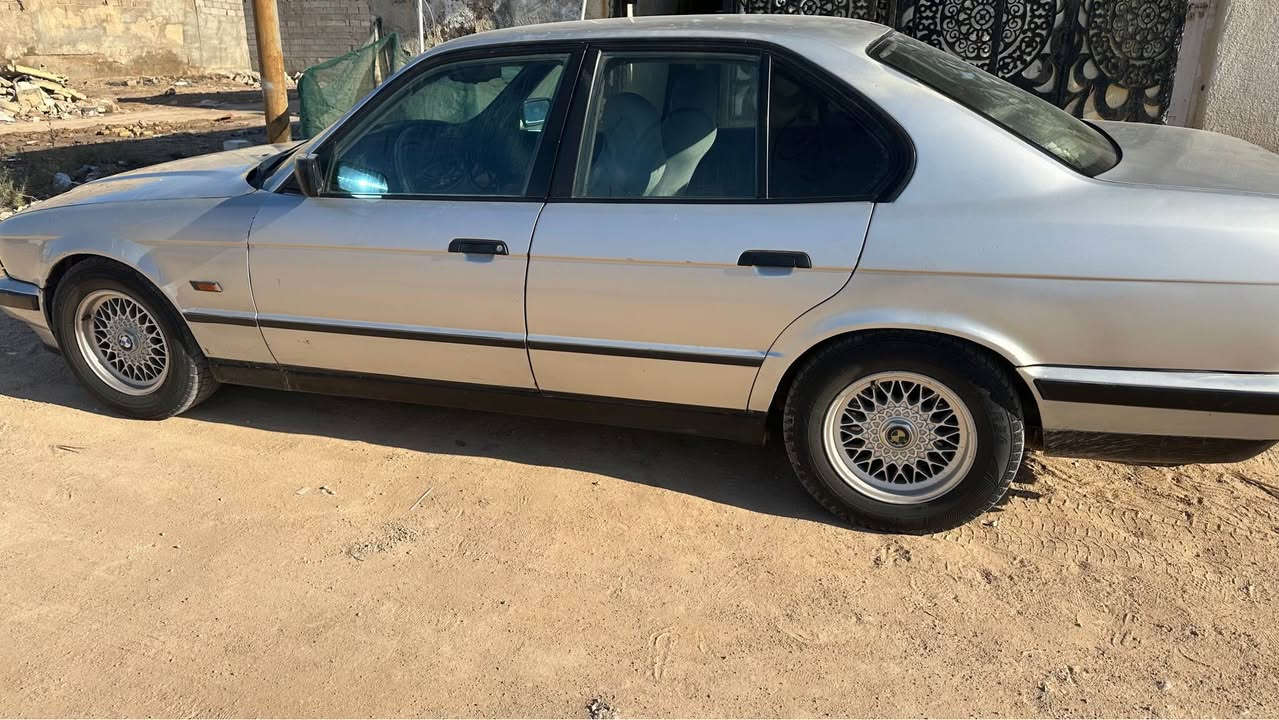 سلام عليكم BMW موديل 1993 سياره محوره 3000 فيفيتي مكينه وكير بل جيس سياره جاهزه حداده تخم تاير تبريد سياره بسمنه سعر 57 مكاني البصره الجزيره رقم *********** البصرة, العراق
