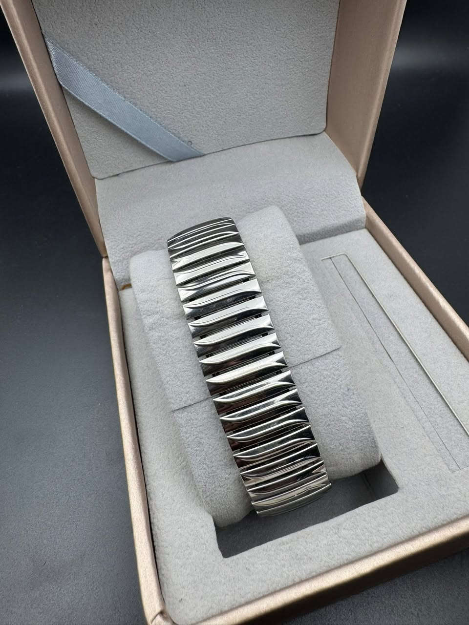 ساعة سواتش …. Swatch
الحركه : كوارتز ( بطاريه ) 
الصناعه : سويسري اصلي 
المواصفات : 
ساعه جديد لوك مخزن 1998 سير مطاط 
بالعلبه الاصليه والمرفقات 
القطر : 38 m 
السعر : 85 $ فقط …. مع التوصيل 
التواصل : 
خاص ( ماسنجر ) 
او … إتصال مع واتساب  ***********

#البصراوي
#للساعات
#اختيارك 
#الامثل
