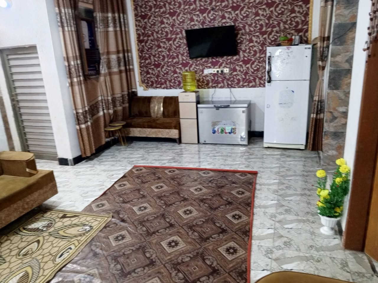 بيت للبيع المساحه 150 بل 57 حي الجوادين قرب مدرسه ابا صالح يحتوي الطابق لاول غرفه وهول واستقبال وحمامات داخليه وخىارجيه ولطابق الثاني كامل غرفتين وهول وحمامات وسطح ومطلوب الاسكان 40 مليون تسديد شهري 212 لاف
