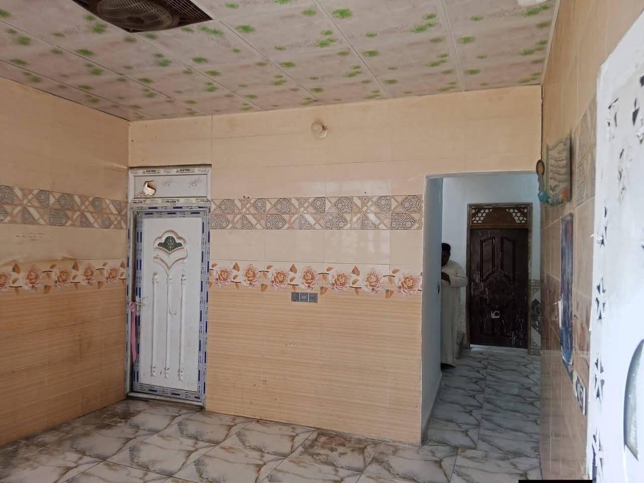 بيت 160 متر  بسعر مناسب جداً
🏠 بيت جاهز للبيع – الديوانية / على طريق السنية عمود 706
📐 المساحة: 160  متر
▪️ الواجهة 10 متر × النزال 16 متر
✅ التفاصيل:
▫️ سند 25 زراعي بعقد أصولي جاهز
▫️ البيت يتكون من غرفتين ومطبخ وصالة واستقبال
 ومجمع صحيات وطارمة 
▫️ مداور ثاني يوم 
▫️ خدمات كامله تبليط بالباب 
▫️ يبعد  100 متر فقط عن الشارع العام ديوانية حله
 .. تبليط بالباب 
💰 السعر 35  مليون وبي مجال 
📞 للاستفسار:
خاص أو الاتصال على الرقم امير الفتلاوي
***********
