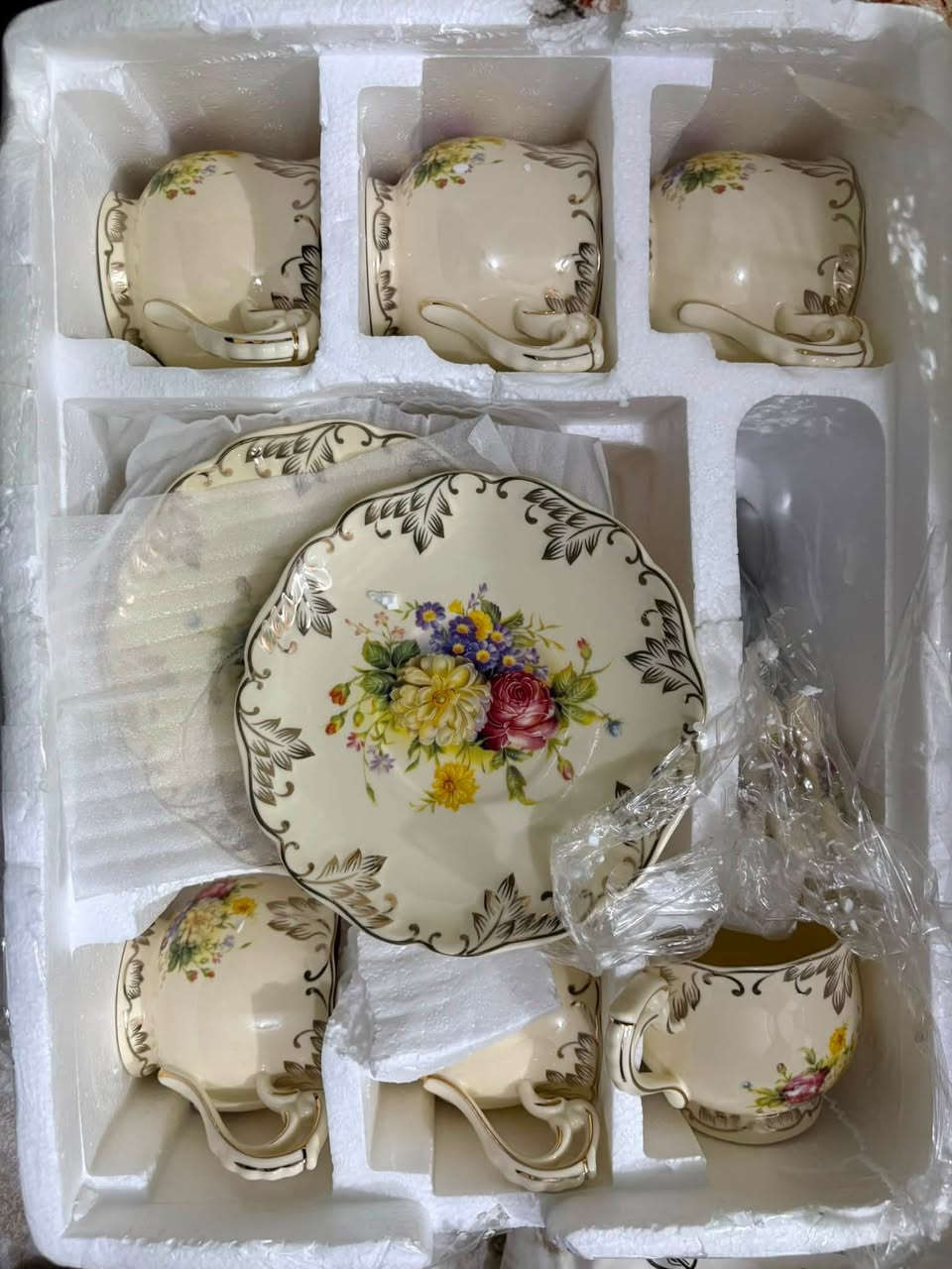 � طقم فناجين شاي راقي وأنيق ☕️✨
🤍 6 فناجين + 6 صحون
🥄 مع ملاعق
🌷 تصميم وردي ناعم وفخم
🎁 مناسب للضيافة والهدايا

📦 الطقم جديد وداخل علبته
💌 للطلب والاستفسار راسلونا خاص
🚚 توصيل متوفر *********** 📞
