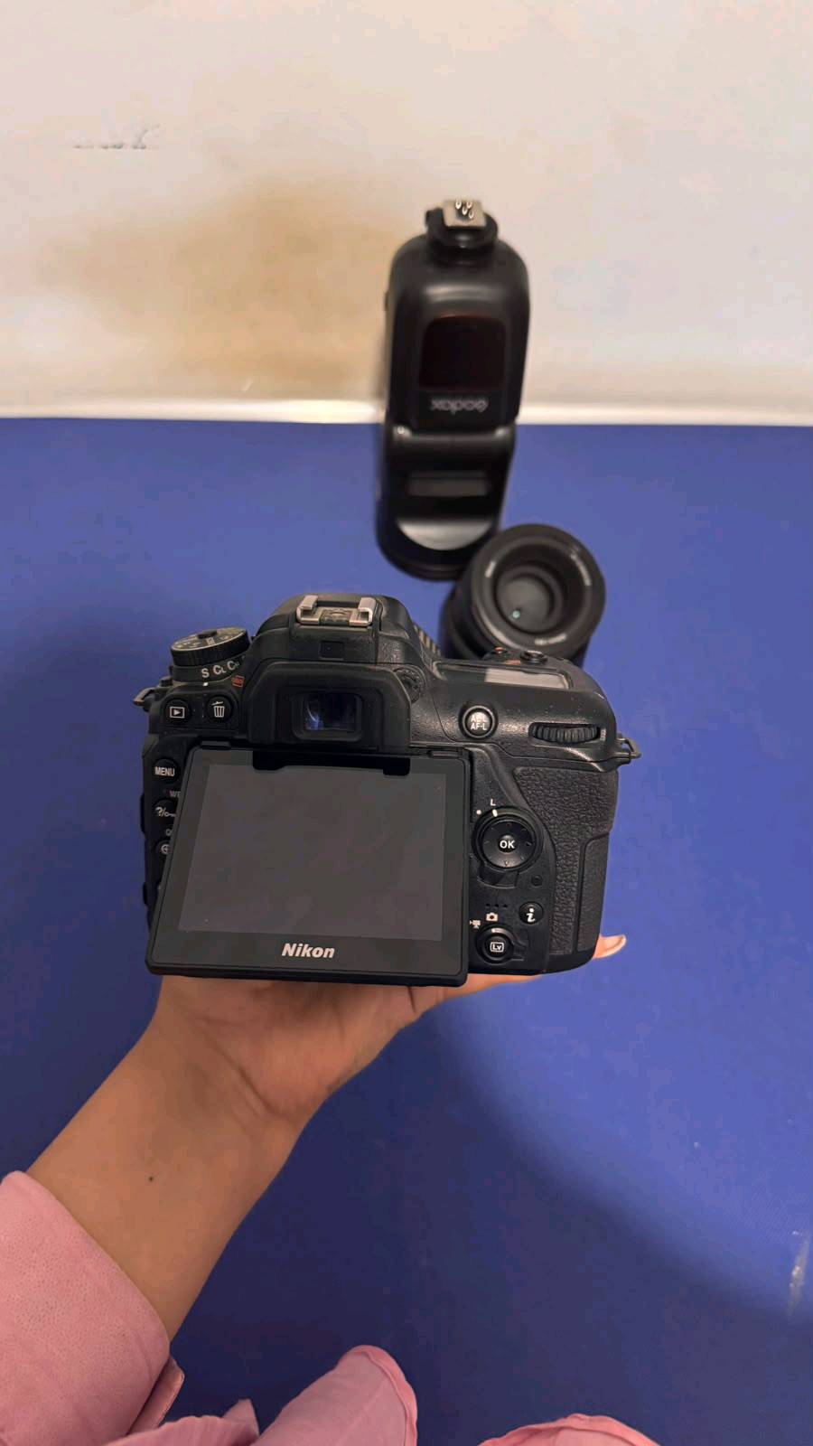 ​📸 للبيع: بكج تصوير احترافي متكامل - Nikon D7500 بحالة ممتازة! 📸
​عرض مميز للمصورين وصناع المحتوى، مجموعة تصوير متكاملة بحالة ممتازة وجاهزة للاستخدام الفوري:
​🔹 جسم الكاميرا: Nikon D7500 (كاميرا احترافية غنية عن التعريف)
🔹 العدسات المتوفرة:  
​عدسة العزل والبورتريه: Nikon AF-S 50mm f/1.8G  
​عدسة الزوم الشاملة: Nikon DX 18-105mm VR
🔹 الفلاش: فلاش Godox احترافي
🔹 الملحقات الإضافية:  
​كفر حماية سيليكون أصفر للكاميرا  
​شاحن البطارية الأصلي  
​غطاء حماية وشمسية للعدسات (Lens Hood / Cap)  
​✨ الحالة: كافة المعدات نظيفة جداً وبحالة ممتازة وبدون أي مشاكل.  
​💰 السعر: 1350,000 دينار عراقي (قابل للتفاوض البسيط للجادين)