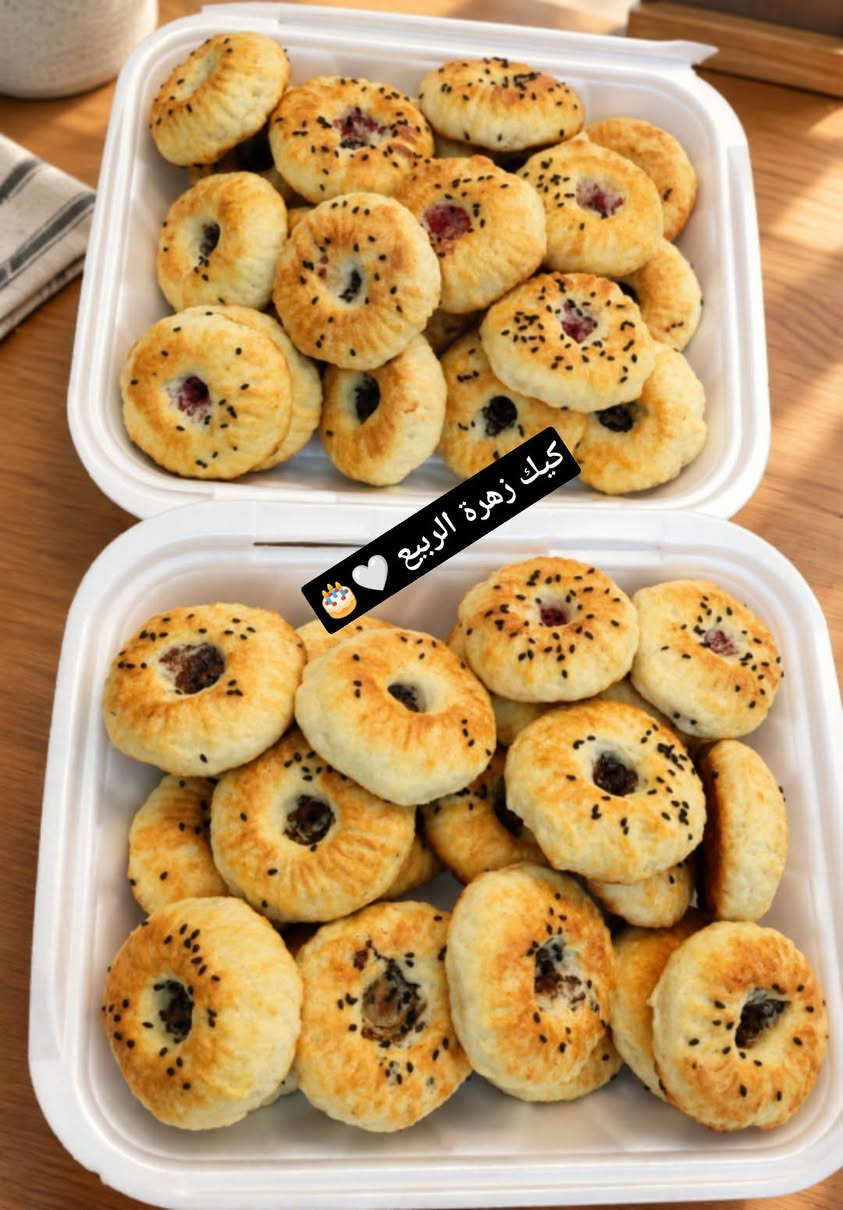 كليجه هشه وطعم يجنن  الحجز مسبق 🍪

نص مكتوب في الصور:
- كيك زهرة الربيع 🤍
- كيك زهرة الربيع 🎂🤍