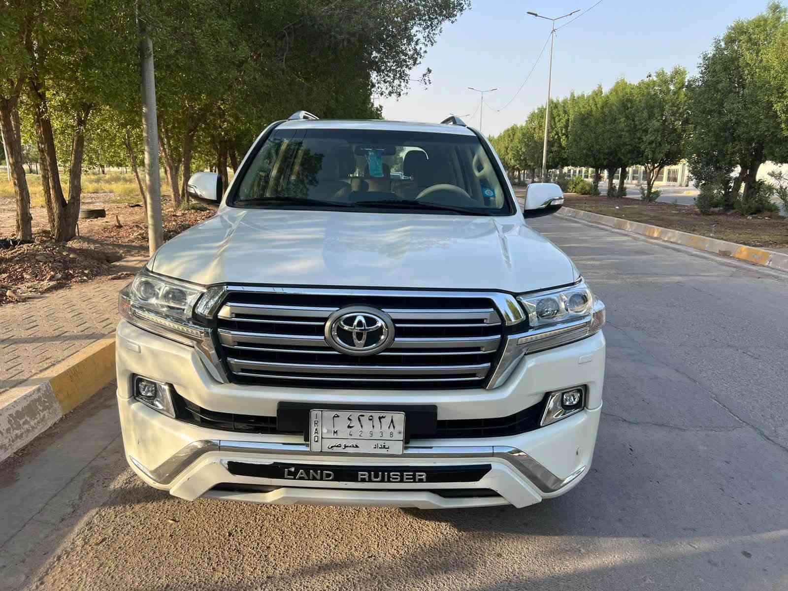 سلام عليكم 
لاند كروز موديل 2017
فول مواصفات فتحه شاشه جبيره 
ويل كروم ماشيه 160ك

بريم سياره بيه بس بنيد مبدل نفس لون فقط السياره كفاله عدا بنيد 
مكان سياره بابل 
سياره بسمي تحويل ثاني يوم 
وباقي مواصفات هيه معروفه ميحتاج اكتبه 
السعر 420بيه مجال 
*********** 
سبعه ركاب 
مكينه 6سلندر
