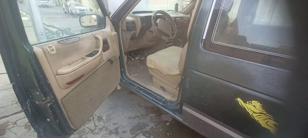 كلايزر 93
رقم نينوى 
سنوية ما ساقطة 
كوبون بانزين بيها 
محرك و كير ... تعال اطلع بيها وشوف 
شرط تحويل ماكو وكالة 
تتواصل مع الشرعي ..
السعر ٣٠ $ (بيها مجال قليل )
الموصل /الاصلاح الزراعي 
***********
