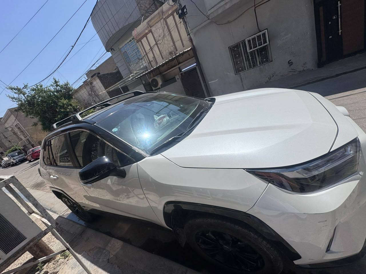 ​🚨 للبيع: تويوتا راف فور (Toyota RAV4) - فئة XSE HYBRID 🚨
✨ السيارة بحالة ممتازة جداً - الفئة الرياضية والأعلى رغبة (اقتصاد وقوة مذهلة) ✨
​⚙️ المحرك والأداء:
​المنظومة: محرك 2.5 لتر 4 سلندر + منظومة هايبرد Hybrid (اقتصادية جداً في استهلاك الوقود).
​القوة: 219 حصان مع تسارع وقوة ممتازة.
​نظام القيادة: دفع رباعي ذكي مستمر (AWD-i) مع وضعيات قيادة متعددة (Eco / Sport / Trail / Normal).
​ناقل الحركة: أوتوماتيكي سلس متطور (e-CVT).
​🚘 المواصفات الخارجية (XSE Sport Package):
​التصميم: لون أبيض لؤلؤي مميز مع سقف وجناح باللون الأسود اللامع (Two-Tone).
​اللمسات الرياضية: شبك، صدامات، حواف العجلات، ومرايا جانبية باللون الأسود اللامع (Piano Black).
​السقف: فتحة سقف كهربائية + سكك (عارضات) تحميل على السقف.
​الويل كب : ألمنيوم مقاس 18 بوصة باللون الأسود الرياضي.
​الصندوق الخلفي: فتح وإغلاق كهربائي .
​الإضاءة: مصابيح أمامية وخلفية LED متطورة.
​🛋️ المقصورة الداخلية والرفاهية:
​المقاعد: جلد فاخر بتطريزات رياضية زرقاء مع خاصية التدفئة للمقاعد الأمامية + تحكم كهربائي بمقعد السائق.
​الشاشات:
​شاشة عرض وسطية تعمل باللمس تدعم Apple CarPlay و Android Auto.
​شاشة عدادات رقمية (دجتال) أمام السائق.
​التكييف: أوتوماتيكي ممتاز مزدوج المناطق (Dual Zone) مع فتحات تكييف خلفية.
​🛡️ أنظمة الأمان والسلامة (Toyota Safety Sense):
​المرايا الجانبية: تحتوي على رادارات / نظام التنبيه للنقاط العمياء (Blind Spot Monitor).
​الرادار الأمامي: مثبت سرعة تفاعلي/تكيفي + نظام الحفاظ على المسار والتنبيه عند الخروج عنه.
​الكاميرات: كاميرا خلفية ملونة مع حساسات مساعدة.
​📌 اللوحة / :  (بغداد / حرة تحويل ثاني يوم ).
📌 حالة السيارة: (  سيارة بجم كبس حادثها صندوق خلفي وكلشي واضح بالصور والمنشور مكفولة من الصبغ والضرر عدا حادث أمريكا).
📍 الموقع: (بغداد / شارع فلسطين او بلديات).
📏 المسافة المقطوعة (الممشى): (٢٥.٠٠٠ الف كيلومتر قابل للزيادة ).
💰 السعر المطلوب: (٢٥ الف دولا ٢٥٠ ورقة بيها مجال جدا قليل ).
​📞 للتواصل والاستفسار:
​رقم الهاتف: [ *********** ]
​واتساب: [ *********** ]
⭕️ ملاحظة :- التواصل مع صاحب الرقم  حصرا مكلف بالنشر

