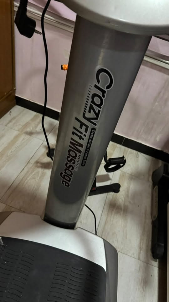 هذا الجهاز هو جهاز الهزاز الرياضي (Crazy Fit Massage)، وهو عبارة عن منصة اهتزاز للجسم بالكامل تُستخدم لعدة أغراض رياضية وصحية:
 تنشيط الدورة الدموية: تساعد الاهتزازات القوية على تحفيز تدفق الدم في العضلات والشرايين.
 تقوية وتحفيز العضلات: تُجبر الاهتزازات العضلات على الانقباض والاسترخاء بسرعة لثبات الجسم، مما يساعد في تحسين المرونة والتوازن.
 تخفيف آلام وتشنج العضلات: يُستخدم كجهاز مساج وتسخين للجسم قبل أو بعد التمرين لفك التشنجات.
 المساعدة في حرق السعرات: يُستخدم كعامل مساعد مع الرياضة والنظام الغذائي لتحسين مظهر الجلد والتقليل من السليوليت.

للبيع مكاني بغداد الحريه 
سعر 200 وبي مجال 
***********
