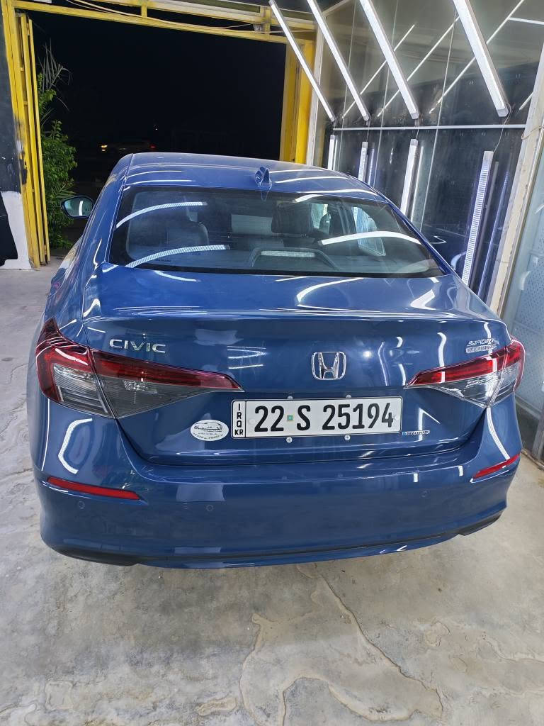 للبيع: هوندا سيفيك سبورت تورينج هايبرد 2025 (أزرق بحري داخلي جلد أسود - صبغ وكالة) 🚘لعشاق الفخامة والرياضية والاقتصاد التام في الوقود! معروض للبيع سيارة Honda Civic Sport Touring Hybrid موديل 2025 بحالة الوكالة وبمسافة مقطوعة شبه معدومة.

🔹 تفاصيل السيارة الحيوية : الموديل: 2025
الفئة: Sport Touring Hybrid (أعلى وأفخم فئة بالشركة).
اللون الخارجي: أزرق بحري مميز جداً ولماع.
اللون الداخلي: مقاعد جلد باللون الأسود الفاخر (بحالة الزيرو).
المسافة المقطوعة (الماشية): 3000 ميل فقط.
الصبغ والبودي: بدون صبغ نهائياً (صبغ وكالة بالكامل).
تقرير الحادث والضرر: وارد أمريكي (الضرر بدون صبغ)، وتم استبدال أيرباك الستيرن وأيرباك البردة فقط بقطع أصلية جديدة من الوكالة (السيستم كامل شغال وجاهز بشرط الفحص).
المحرك: منظومة هجينة (هايبرد) بقوة 200 حصان، عزم قوي جداً، وتوفير خارق للوقود.
✨ أبرز المواصفات والتجهيزات (فول كامل):شاشة وسطية مقاس 9 بوصة تدعم نظام Google Built-in وملاحة مستقلة.لوحة عدادات رقمية ديجيتال بالكامل مقاس 10.2 بوصة.
نظام صوتي فاخر جداً من Bose يحتوي على 12 مكبر صوت.
مقاعد جلد فاخرة (تدفئة + تحكم كهربائي بالكامل).
شاحن لاسلكي للهواتف ودعم لاسلكي لنظام Apple CarPlay و Android Auto.فتحة سقف كهربائية ومقود جلد مدفأ.جنوط رياضية رمادية مميزة مقاس 18 بوصة.
🛡️ أنظمة الأمان والسلامة (Honda Sensing):رادار أمامي، تحديد مسار، نظام منع التصادم، مثبت سرعة تفاعلي، مستشعرات (حساسات) أمامية وخلفية، ونظام مراقبة النقاط العمياء.
📍 المكان والمعاينة: النجف  💰 السعر المطلوب: 20500$
 (قابل للتفاوض البسيط للجادين بعد المعاينة)
للتواصل ***********. النجف, العراق
