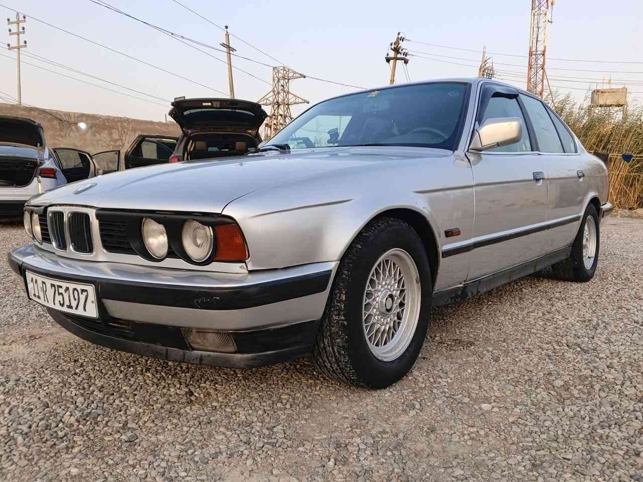 سلام عليكم بي ام للبيع موديل 92 بسمي تخم تاير جديد كير واكسن ومحرك مكفولات كهربائيات وتبريد كله شغال حداديه جديده ***********
