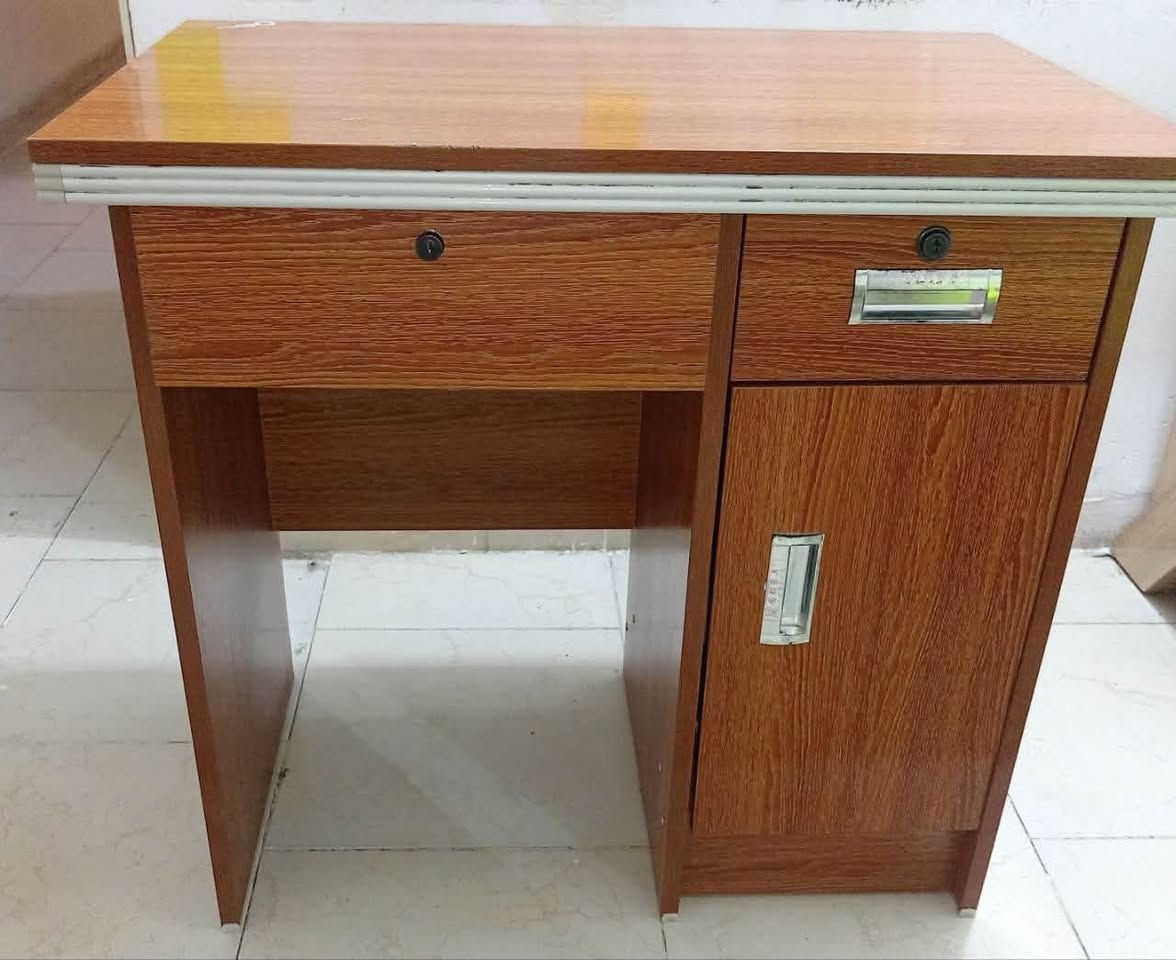 مكتب جديد استعمال 3 اشهر جدا نظيف
اشتريته ب95 
طول 80cm  عرض 50cm ارتفاع 75cm 
رايده ب 70 وبي مجال
***********

