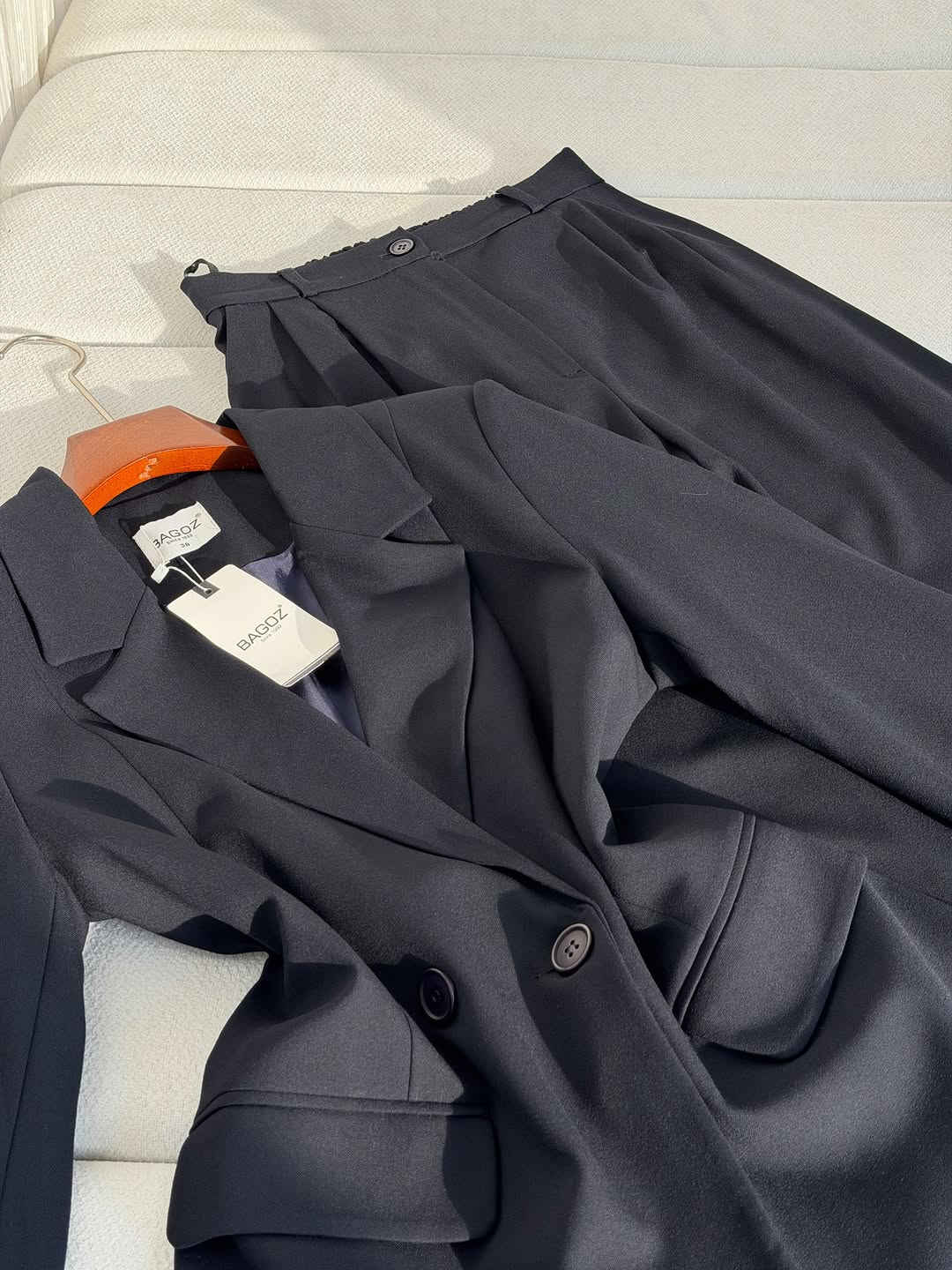 اختاري إطلالة تبقى حلوة بكل صورج 🎓🤍
طقم رسمي بقصّة راقية ومرتبة، يجمع بين الفخامة والبساطة ويعطي لوك أنيق بدون مبالغة ✨

الطقم يتكوّن من بليزر رسمي بقصّة محددة، ياخة كلاسيكية، أزرار أمامية وجيوب بتفاصيل مرتبة، ويا بنطرون واسع بقصّة رسمية وكسرات من الأمام؛ تنسيق متكامل ينفع للتخرج، المناقشات، الدوام والمناسبات الرسمية. 🤍

الألوان المتوفرة :
رصاصي 🩶 | جوزي 🤎 | ماروني 🍷 | زيتي 🫒 | كحلي غامق 💙 | أسود 🖤

وإذا محتارة شنو تلبسين تحت روب التخرج؟ 🎓
هذا الطقم اختيار يخلي إطلالتج مرتبة وفخمة حتى من تشيلين الروب ✨

متوفر لدى أزياء غالية 🌸
اختاري لونج وقياسج وخلي إطلالة التخرج علينا 🤍

🚚 توصيل جميع محافظات العراق بـ 5 آلاف عيني ❤️⁩

📍 نستقبلكم داخل أزياء غالية:
من 8 صباحاً إلى 9 مساءً ❤️

📩 الرد على الرسائل وتثبيت الطلبات:
من 10 صباحاً إلى 8 مساءً

🔥 انتظروا باقي الموديلات الجديدة… لأن اللي جاي أقوى! ✅
