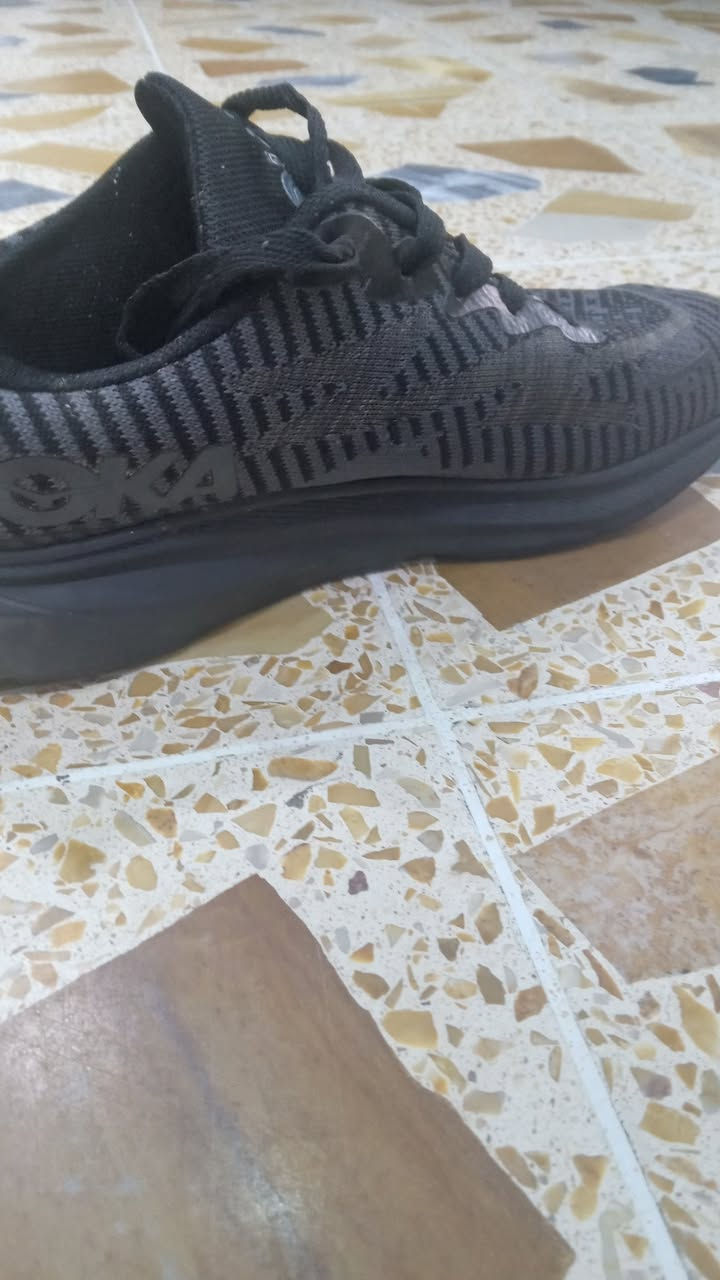 بيع حذاء النوعيه هوكه قياس 41 طول الرجل 26 حذاء نظيف ما بي أي شي السعر15وبي مجال بسيط للتوصل اتصل على الرقم***********
