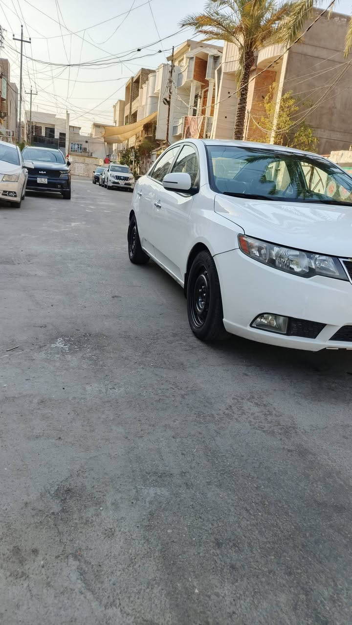 السلام عليكم للبيع كيا سيراتو ٢٠١٢ خليجي سياره شفتات ستيرن مري شفط تبريد بيانو السياره وبعد بيه موصفات مكينه كير حداديه تبريد مكفوله وبدون فتح السياره مكفوله من الصبغ دلعامه وحديد مكفوله بيه بارد بصيط بداير الجملغ الخلفي وشخط بلباب السعر٩٧ وبيه مجال بصيط للستفسار *********** بغداد الطالبيه
