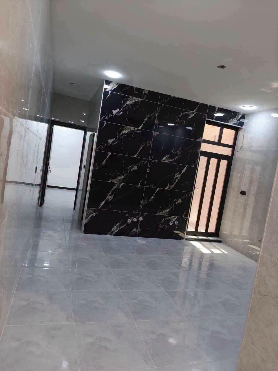 دارللبيع  100 متر
الواجهه 5  النزال  20  ' يحتوي على 4 غرف 

 بناء حديث درجه اولى ضلع منفصل

1⃣الطابق الأول : 

▪️صاله مطبخ غرفة نوم حولي درج خدمات

2⃣الطابق الثاني

◽️ 3  غرف نوم ' خدمات ' بيتونه ' سطح

موقع مميز حي الجهاد/   الرفاق الاولى

***********   ,    ***********
