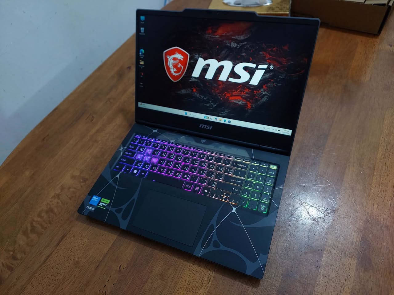 السلام عليكم ..........اللابتوب جديد بالكارتون ماركة MSI ...........معالج كور اي 7 جيل  13 فئة معالج H.......كرت شاشة خارجي RTX5050 حجم 8 كيكا منفصل...........    ورام نوع DDR5  حجم 16......  وشاشة حجم 15.6 144 فريم ...ب 900$...للاستفسار الاتصال     *********** (واتس)
