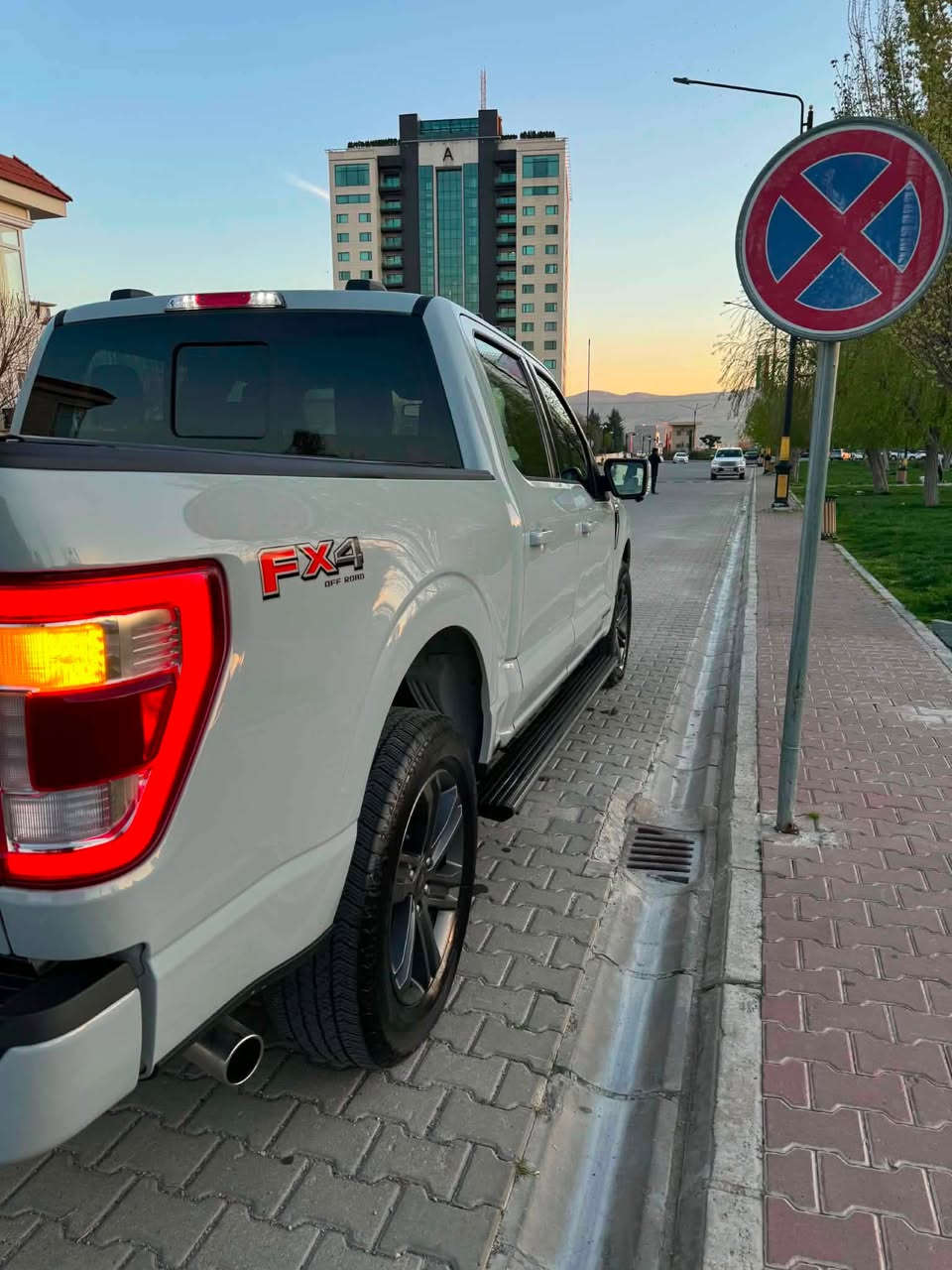 سلام عليكم اخوان عندی ford f150 موافات لاریات معروف مواسفات لاریت فول فول مواصفات سیارە مودیل 2023 ماشی ٤١الف کیلو متر 
سیارە رقم بغداد کامل جاهز

محرك V6 (3.5TT)هایبرد معروف الهایبرد اقتصادیە تفویلە کامل یمشیك الف کیلو متر

ناقل الحركة: أوتوماتيكي 10 سرعات
• نظام الدفع: رباعي 4×4
قدرة الحصان:430 حصان🔥🔥
سقف بانوراما 

مقاعد جلدية مع تدفئة وتبريد 

كاميرا 360 درج

باب صندوق خلفي كهربائي 
حادث سيارة جاملغ سایق والباب امبدل بلادی شرکە
بدون دواخل بدون ایرباك

بالنسبە السعر(355)بی مجال
رقم الصاحب السیارە

***********
